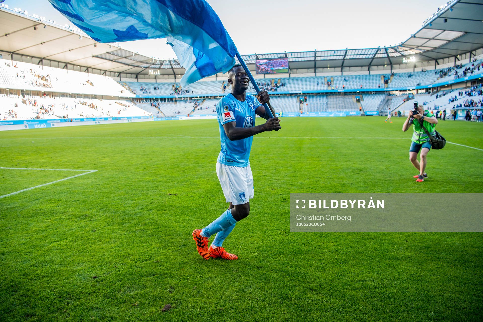 Malmö FFs Bonke Innocent jublar med en fana efter vinsten i fotbollsmatchen i Allsvenskan mellan Malmö FF och Häcken den 20 maj 2018 i Malmö.