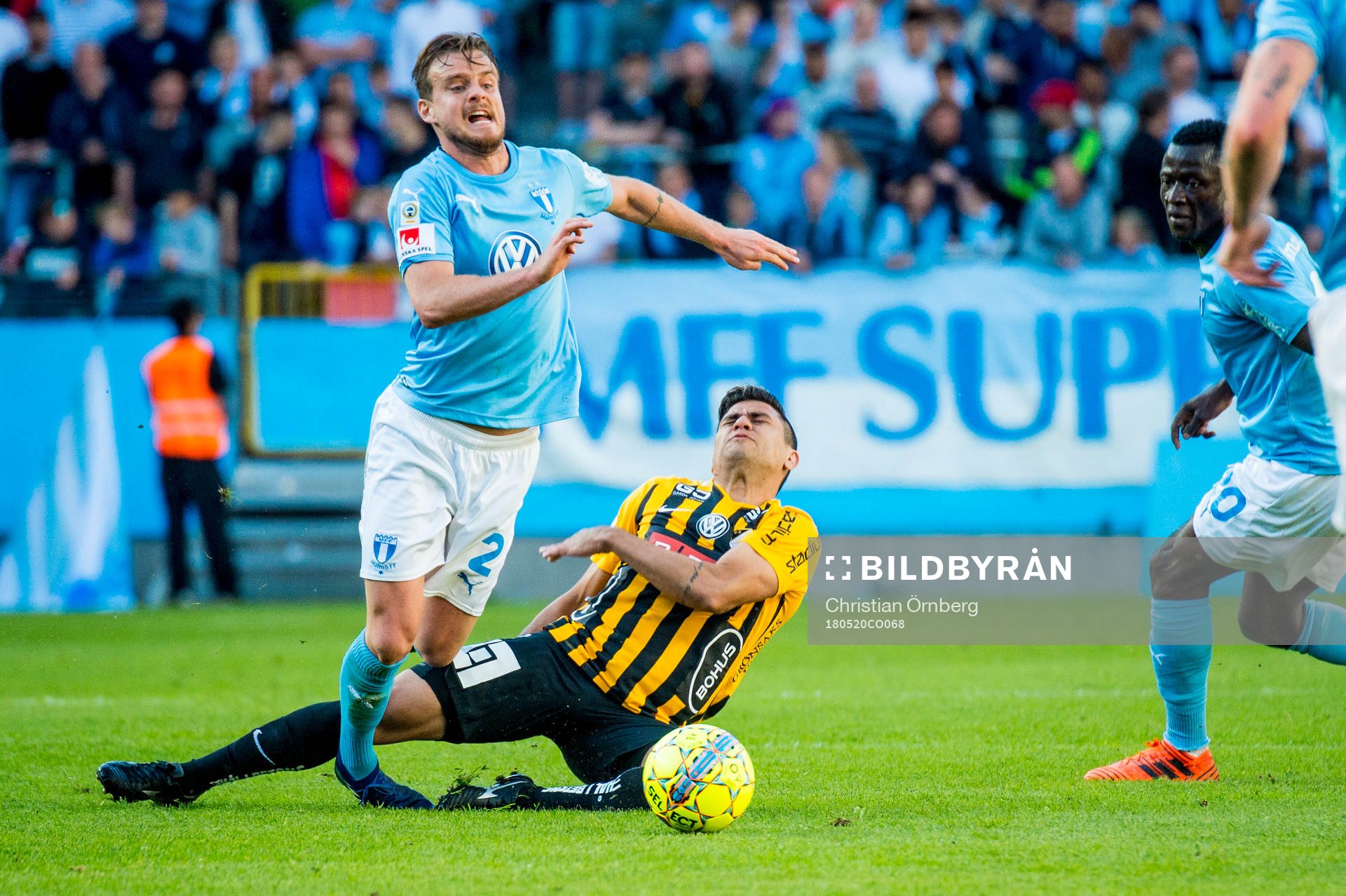 Malmö FFs Eric Larsson och Häckens Paulinho i närkamp