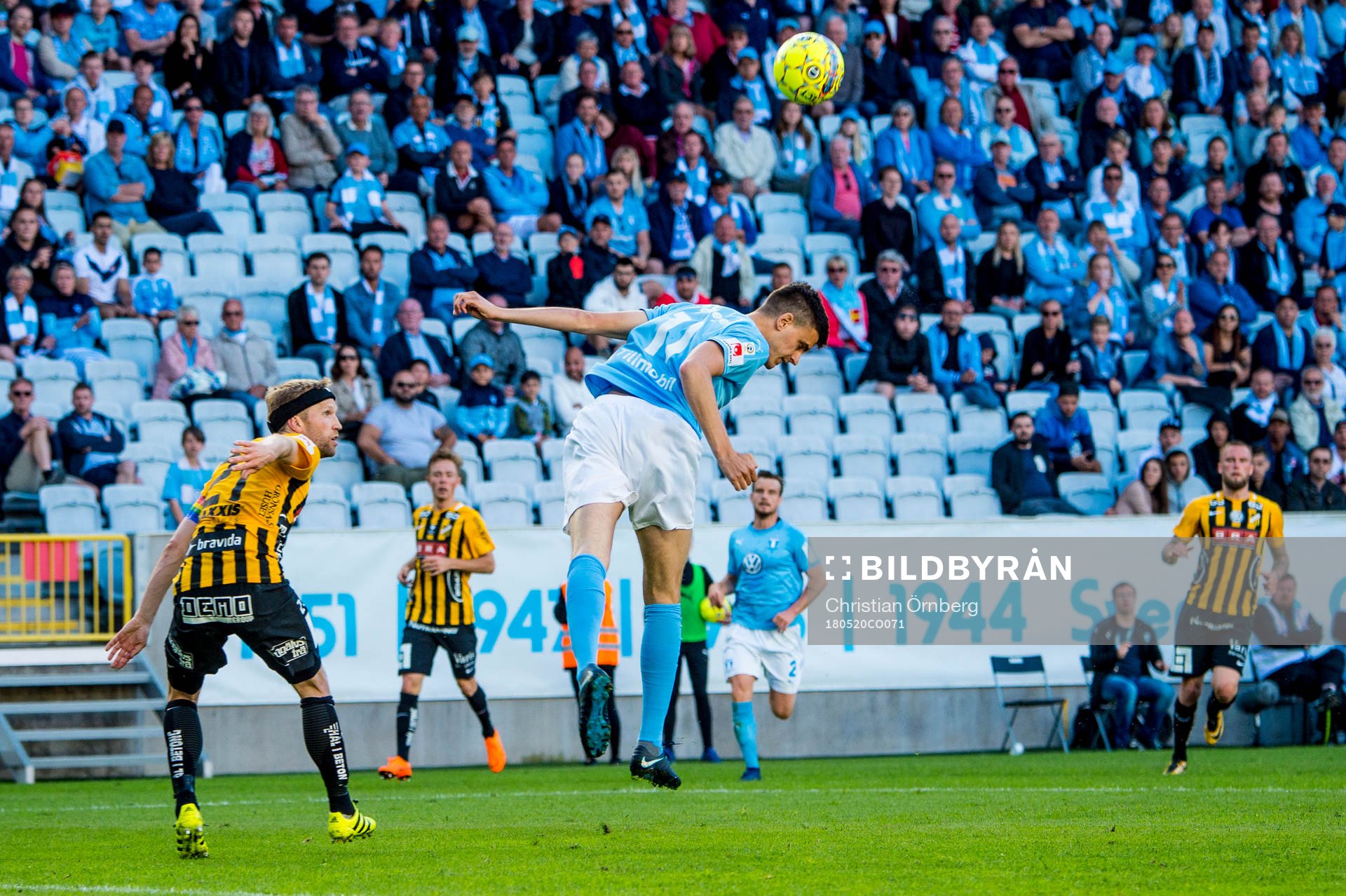 Malmö FFs Alexander Jeremejeff mot Häckens Rasmus Lindgren