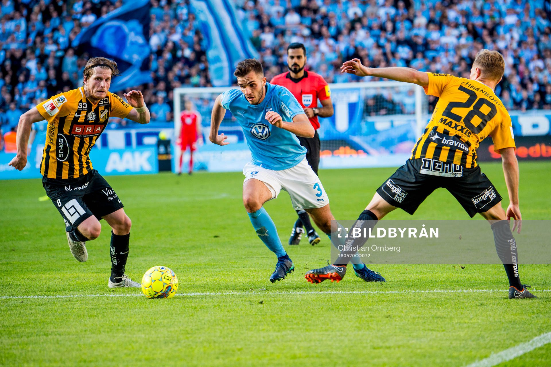 Malmö FFs Egzon Binaku mot Häckens Erik Friberg och Adam