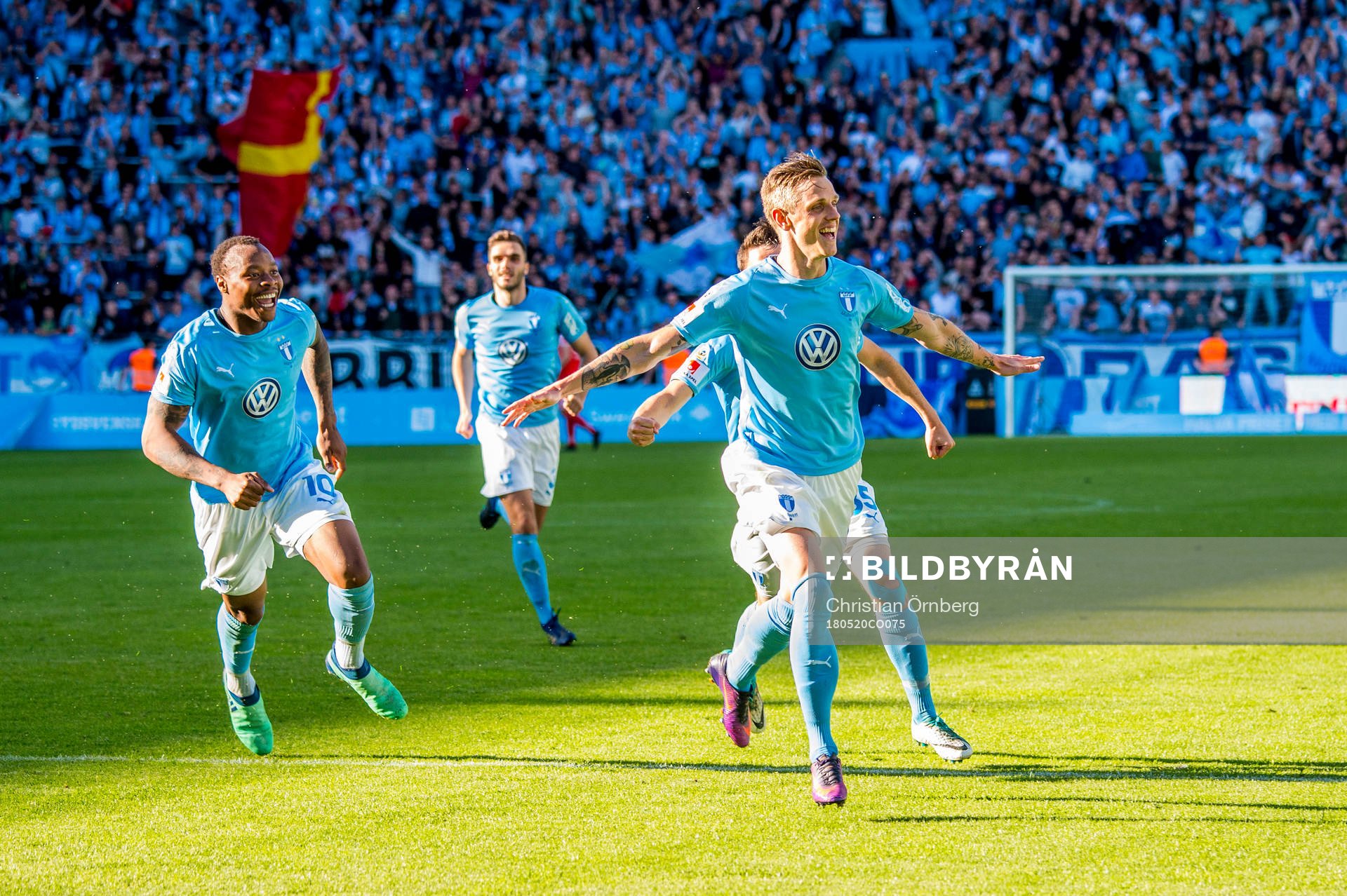 Malmö FFs Sören Rieks jublar efter 1-0 med Carlos Strandberg, Egzon Binaku och Samuel Adrian under fotbollsmatchen i Allsvenskan mellan Malmö FF och Häcken den 20 maj 2018 i Malmö.