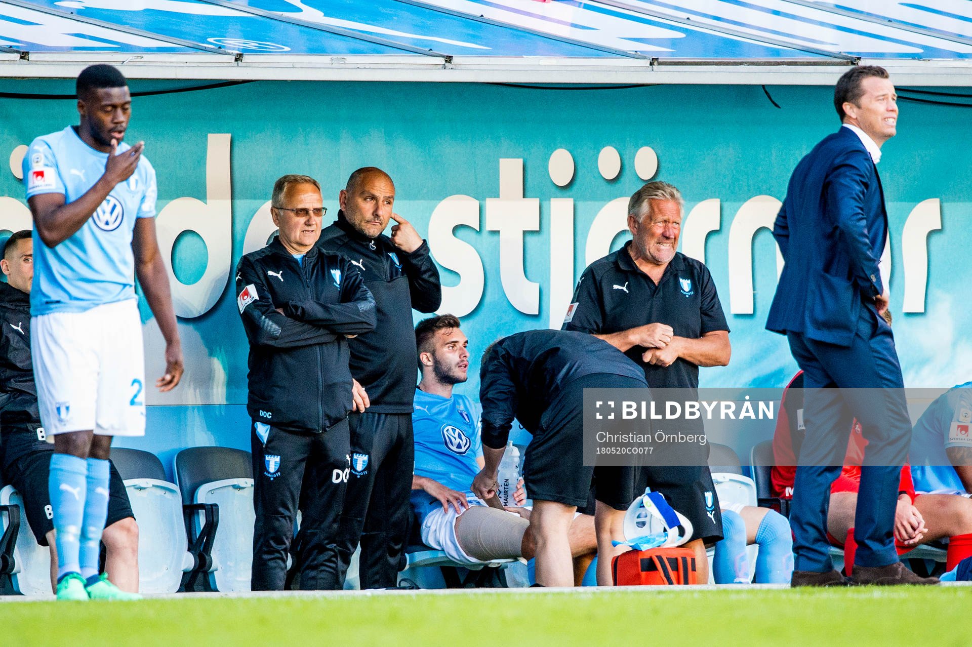 Malmö FFs Egzon Binaku får sitt ben lindat