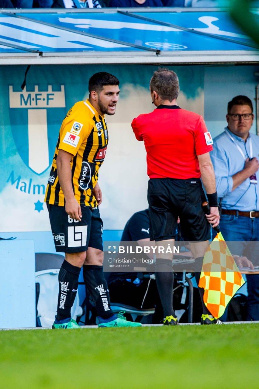 Häckens Moestapha El Kabir i samtal med linjedomaren
