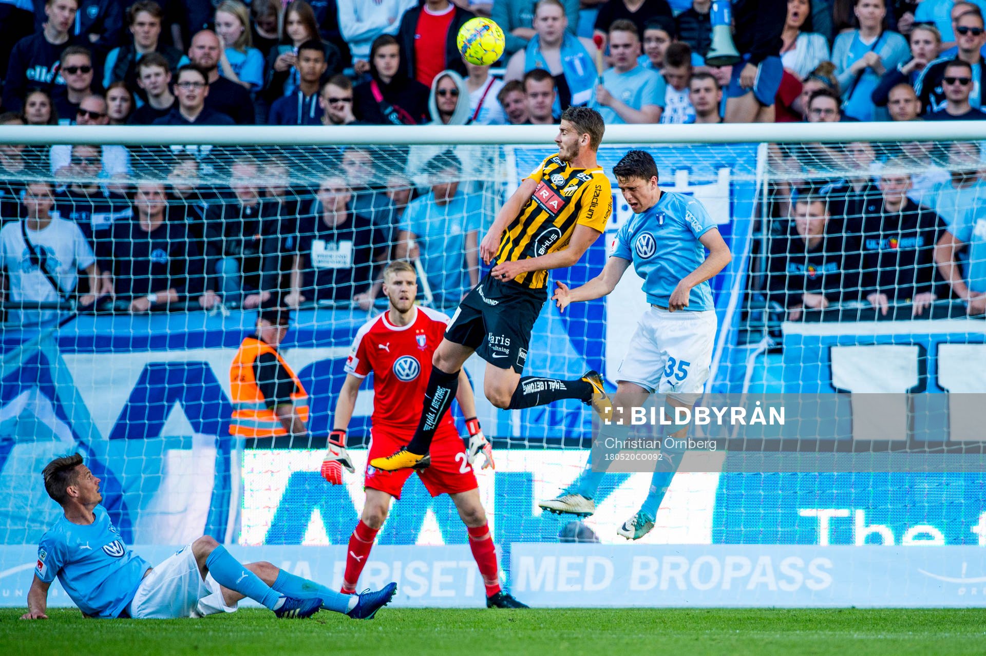 Häckens Johan Hammar nickar bollen framför Malmö FFs