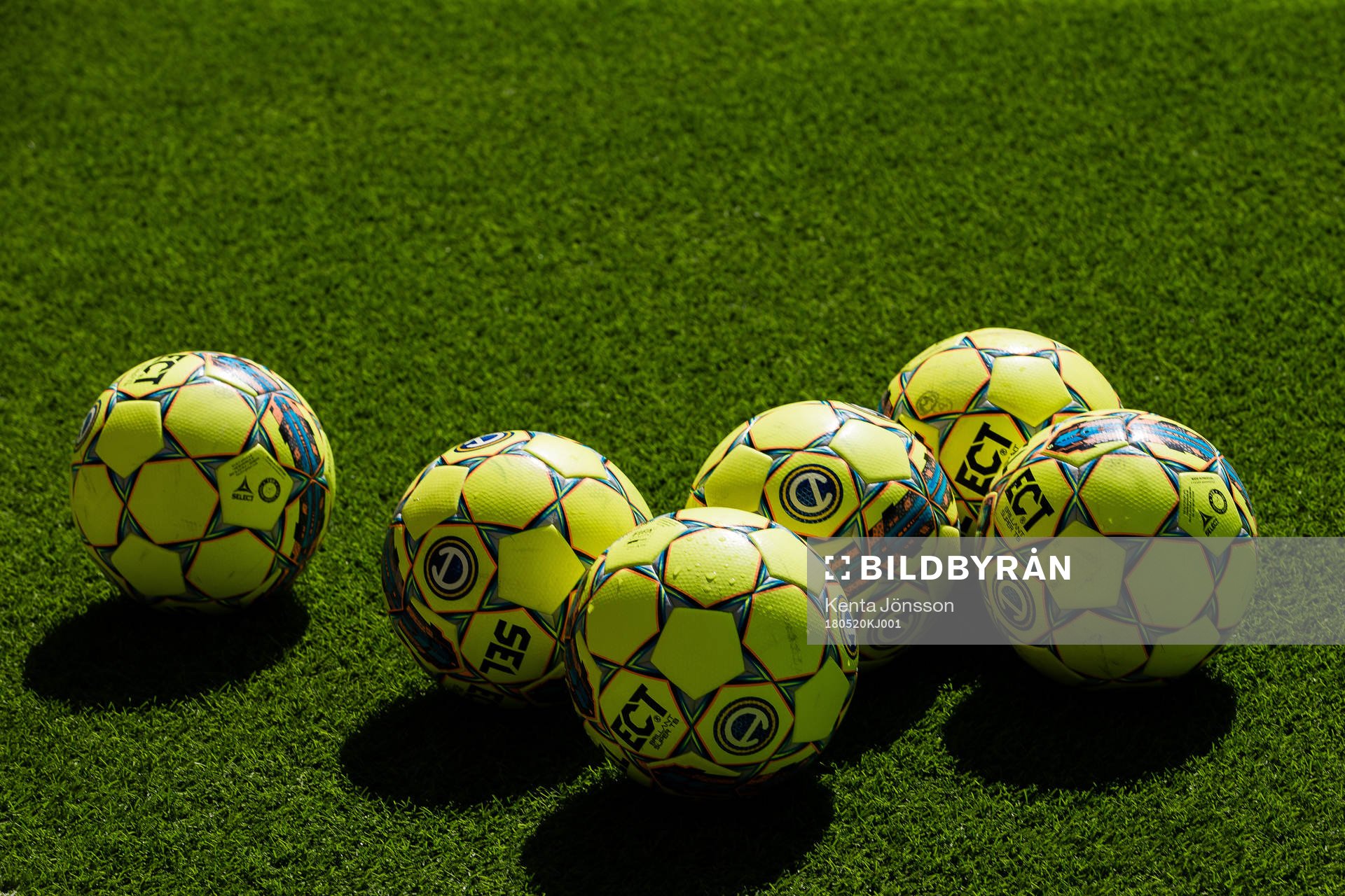 Fotbollar på konstgräs innan fotbollsmatchen i