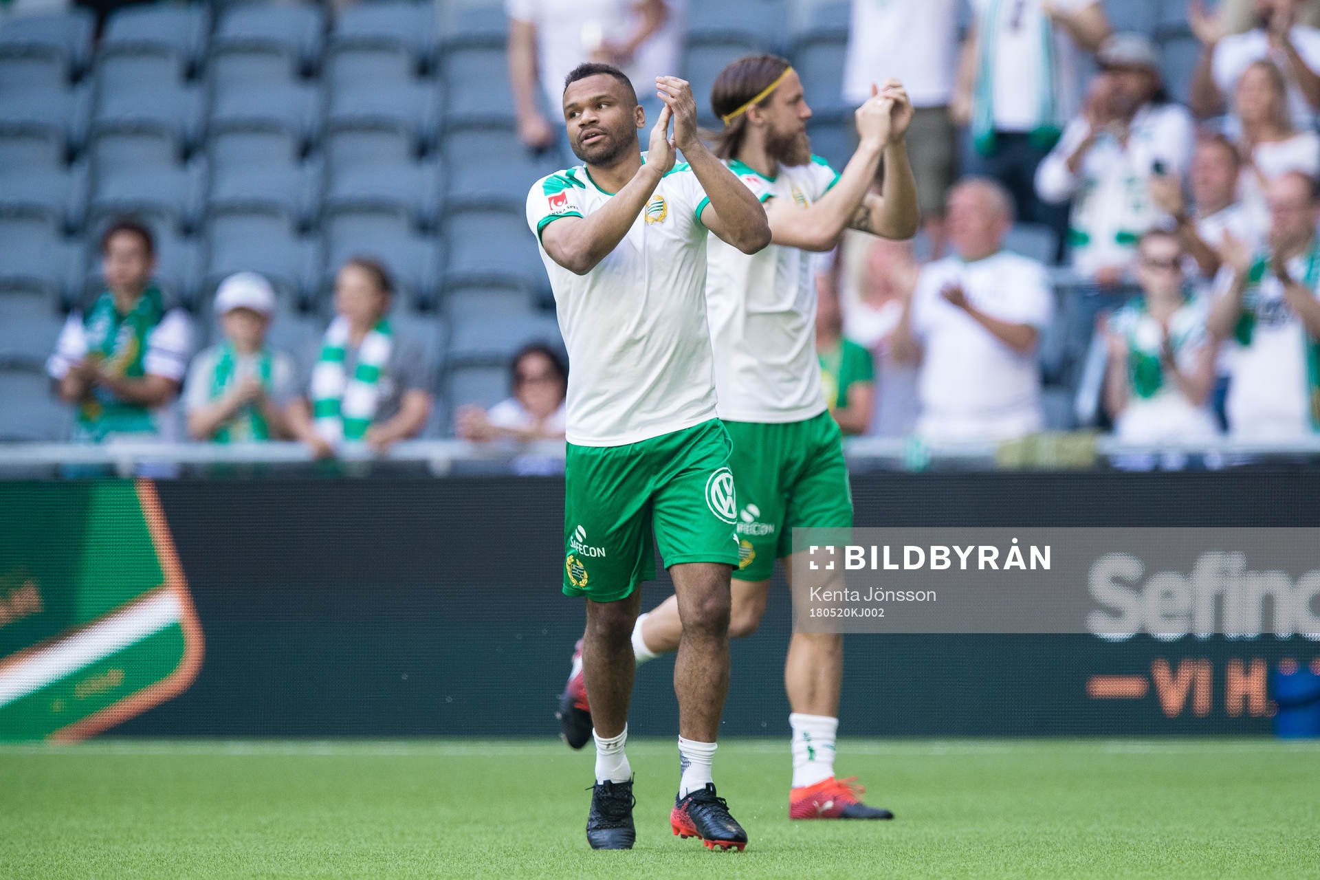 Hammarbys Serge-Junior Martinsson Ngouali applåderar