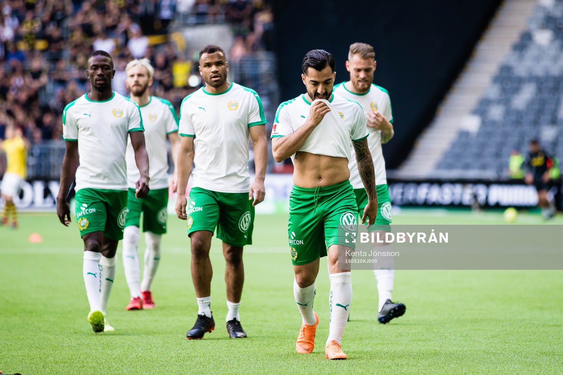 Hammarbys Jiloan Hamad med lagkamrater innan