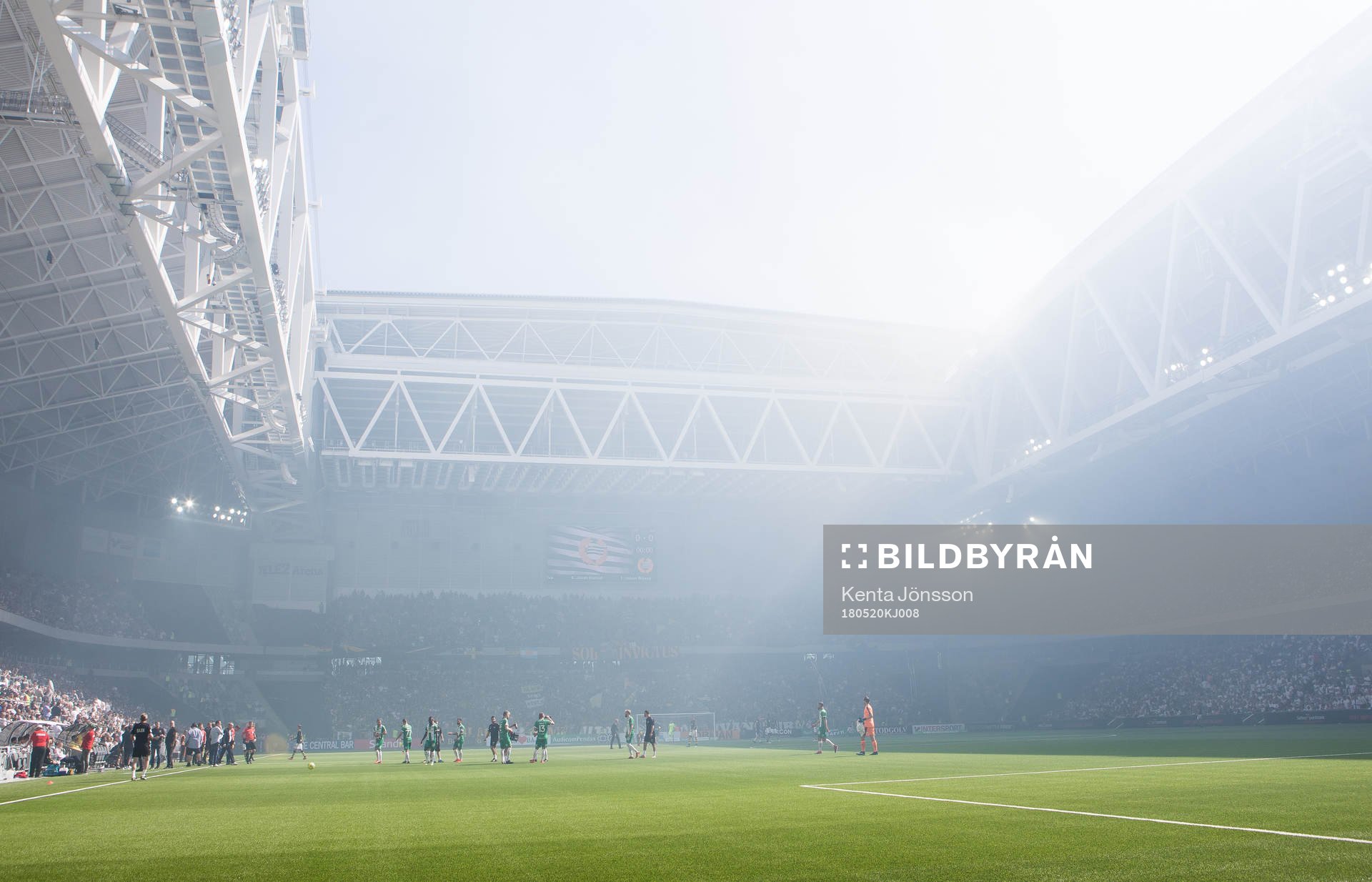 Ett rökfyllt Tele2 Arena innan fotbollsmatchen i
