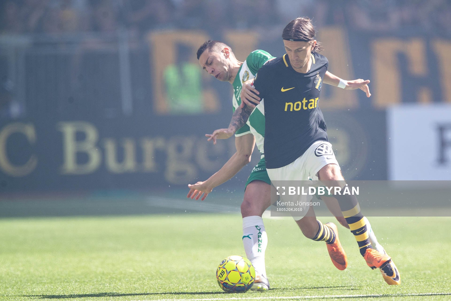 s Kristoffer Olsson i kamp om bollen med Hammarbys Nikola