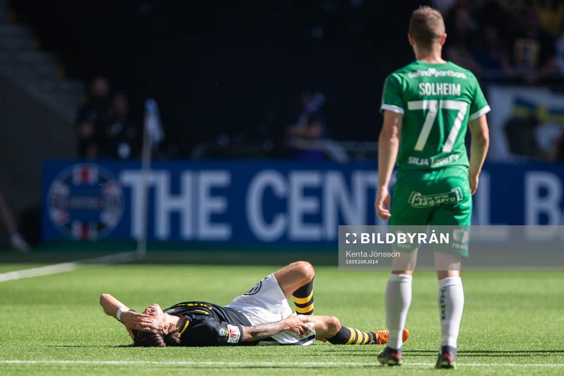 s Kristoffer Olsson ligger ner och tar sig för benet