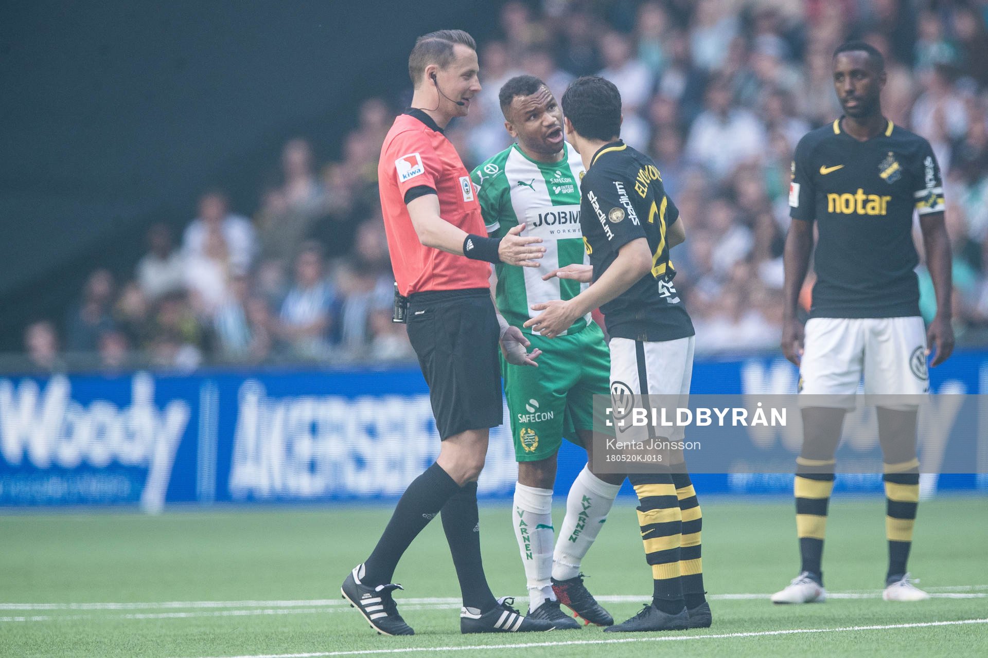 Hammarbys Serge-Junior Martinsson Ngouali i diskussion med