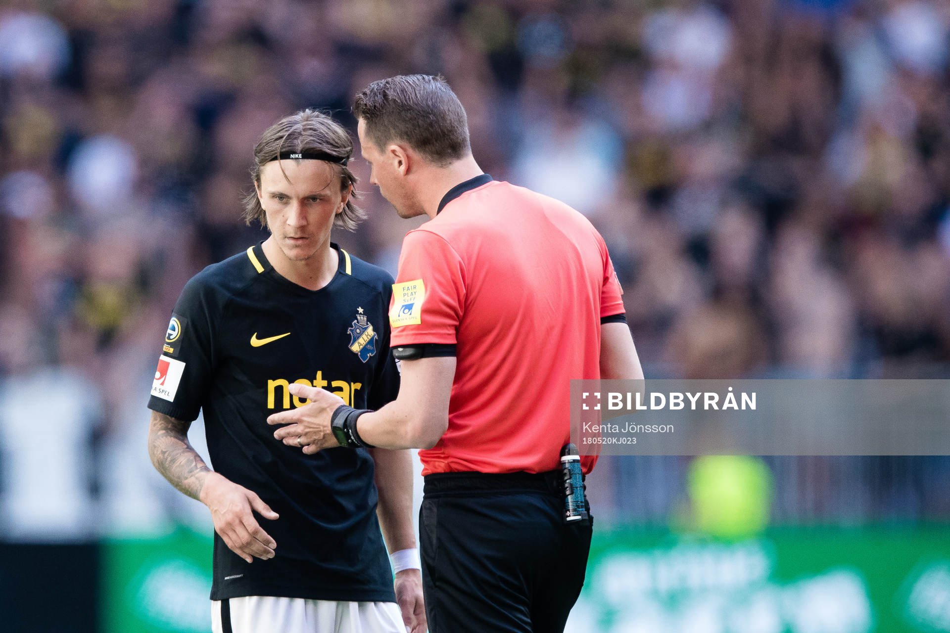AIK:s Kristoffer Olsson i samtal med domare Andreas Ekberg under fotbollsmatchen i Allsvenskan mellan Hammarby och AIK den 20 Maj 2018 i Stockholm.