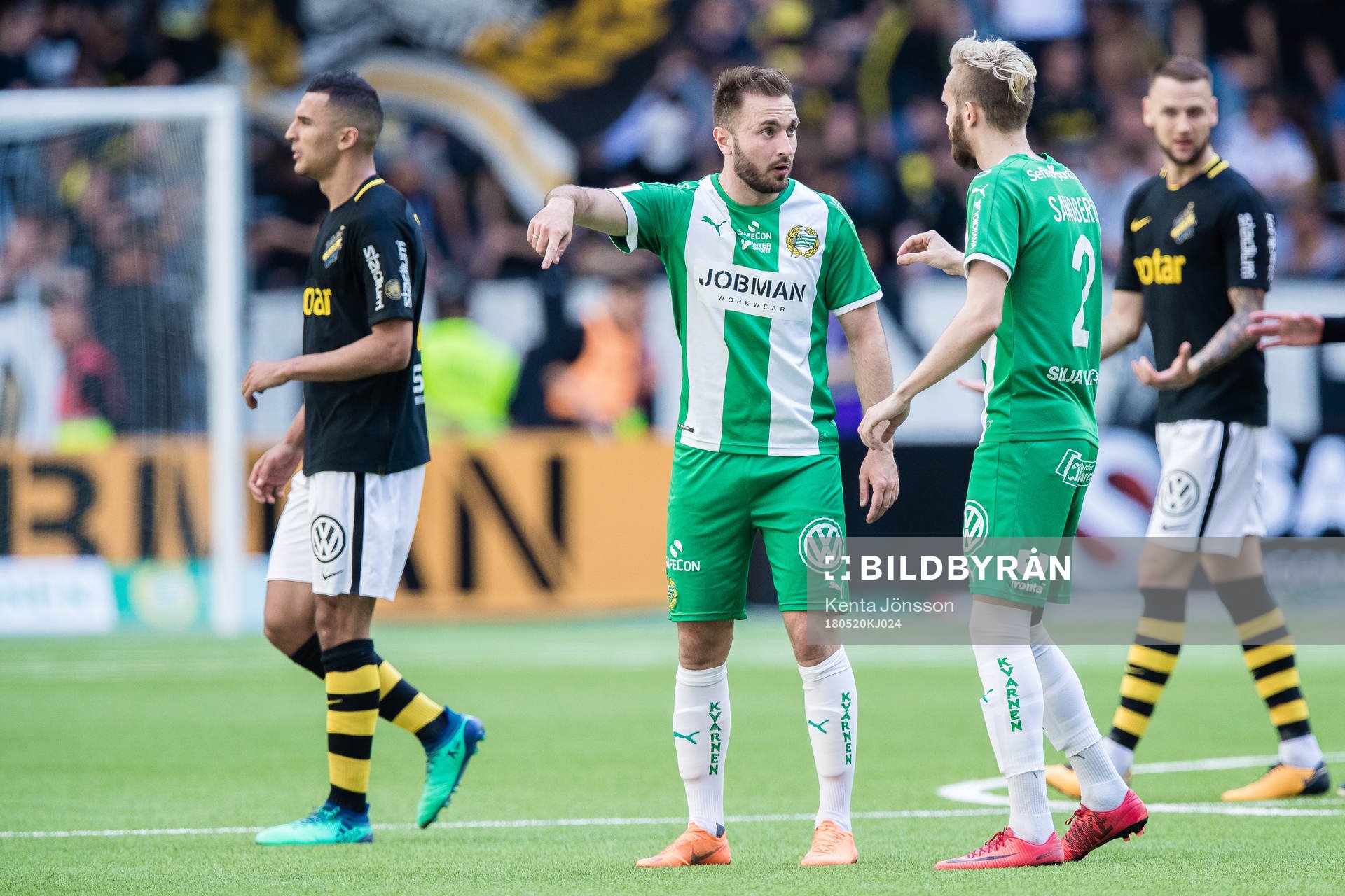 Hammarbys Muamer Tankovic och Simon Sandberg i diskussion under fotbollsmatchen i Allsvenskan mellan Hammarby och AIK den 20 Maj 2018 i Stockholm.