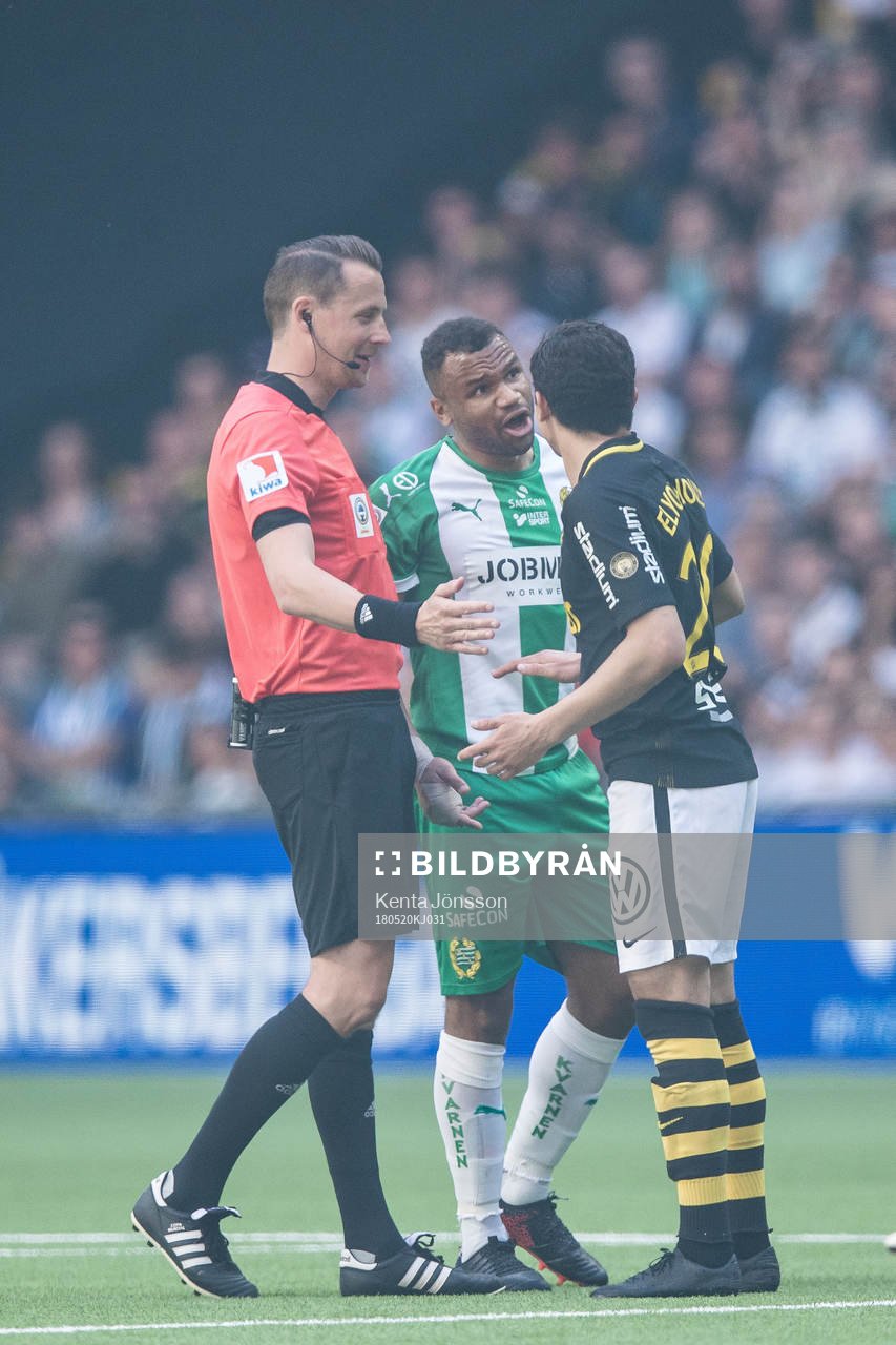 Hammarbys Serge-Junior Martinsson Ngouali i diskussion med
