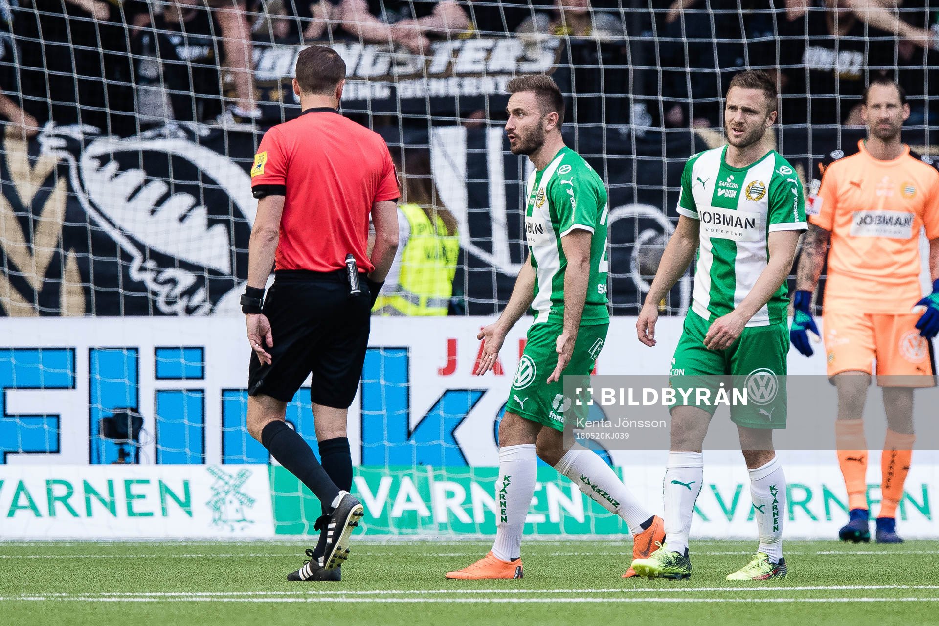 Hammarbys Muamer Tankovic protesterar framför domare