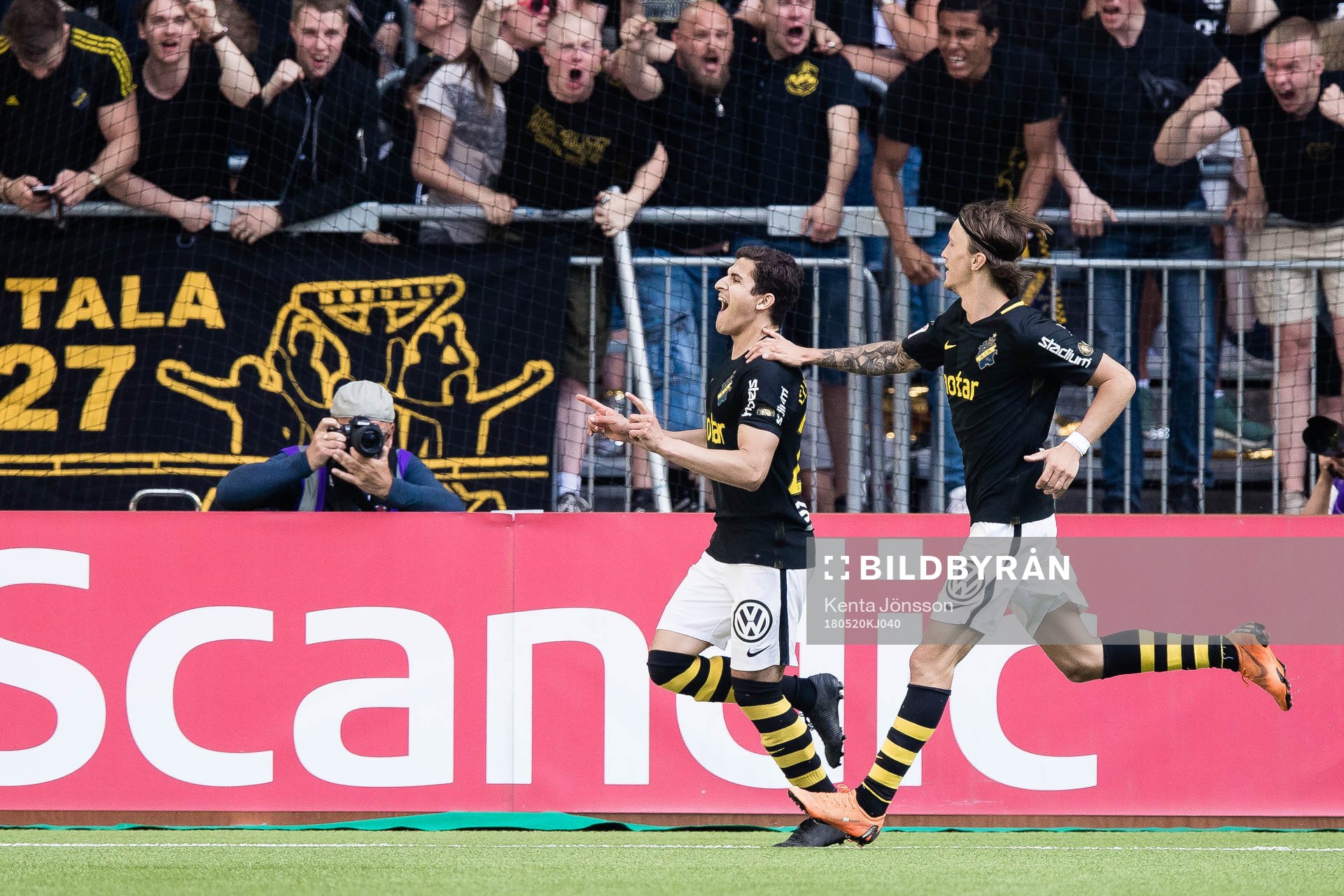 AIK:s Tarik Elyounoussi jublar med Kristoffer Olsson efter 0-1 under fotbollsmatchen i Allsvenskan mellan Hammarby och AIK den 20 Maj 2018 i Stockholm.