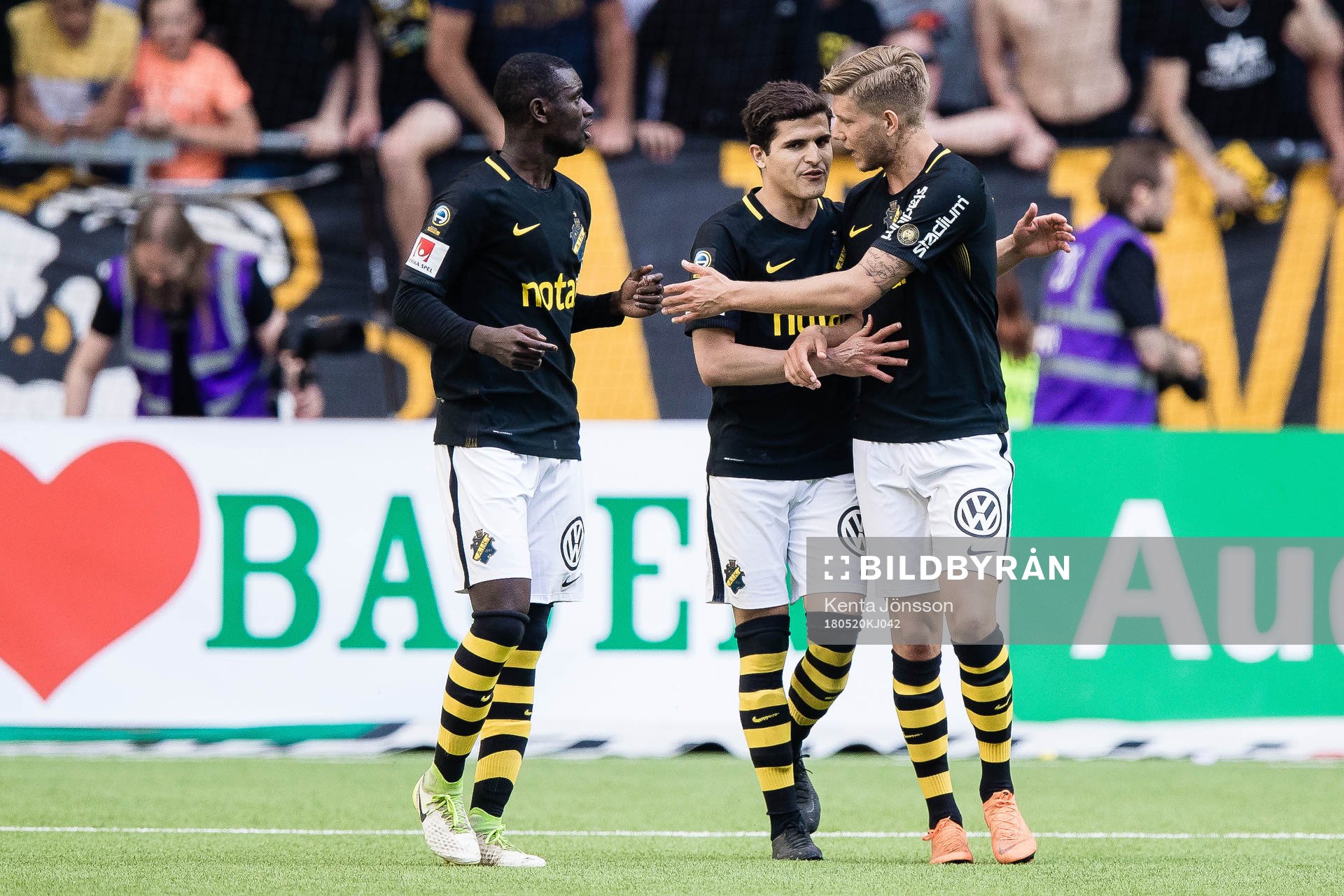 s Tarik Elyounoussi jublar