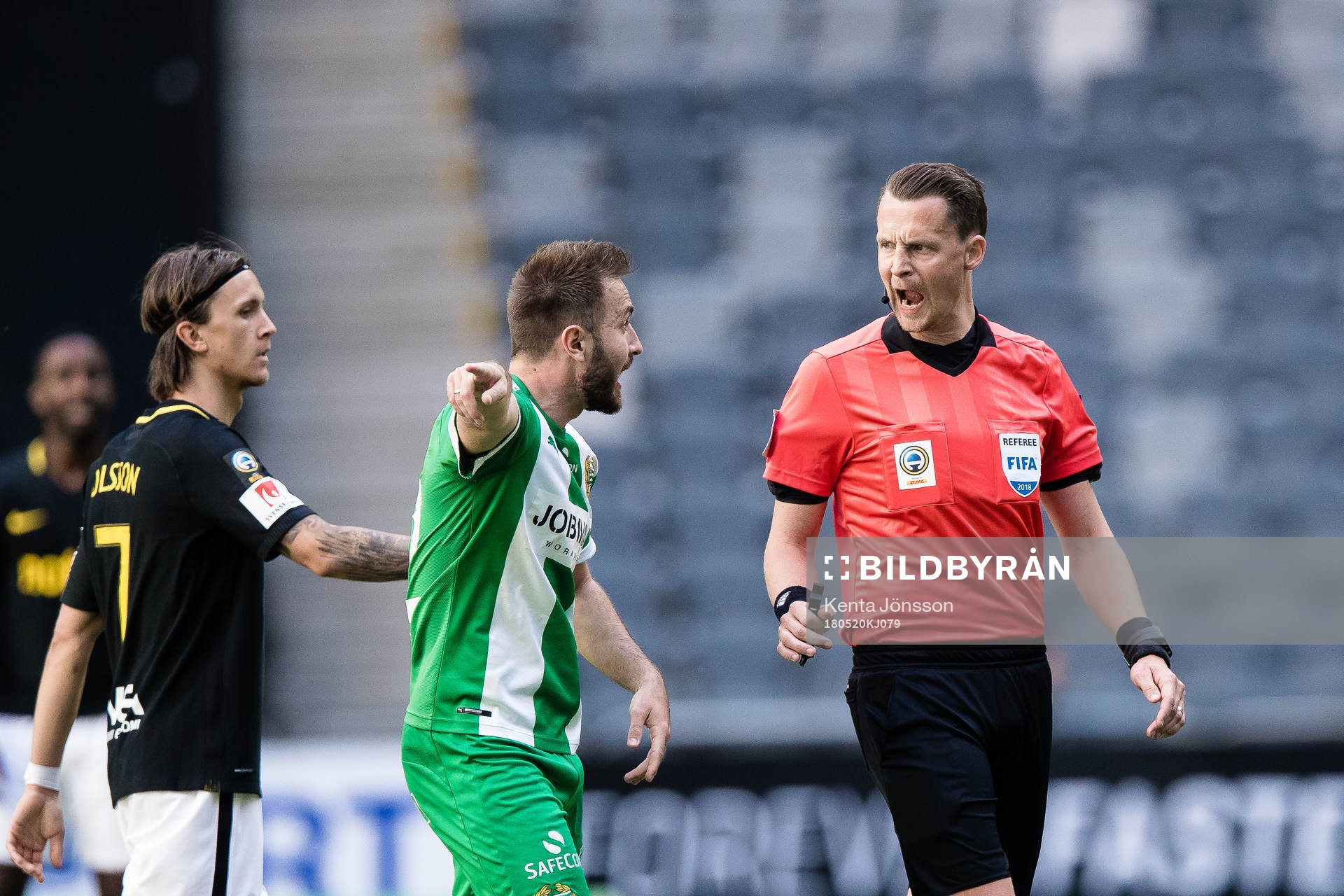 Hammarbys Muamer Tankovic och domare Andreas Ekberg i en diskussion under fotbollsmatchen i Allsvenskan mellan Hammarby och AIK den 20 Maj 2018 i Stockholm.
