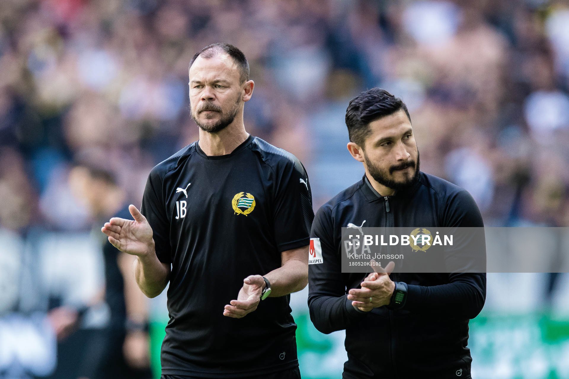 Hammarbys assisterande tränare Pablo Pinones-Arce (h) och assisterande tränare Joachim Björklund (v) innan fotbollsmatchen i Allsvenskan mellan Hammarby och AIK den 20 Maj 2018 i Stockholm.