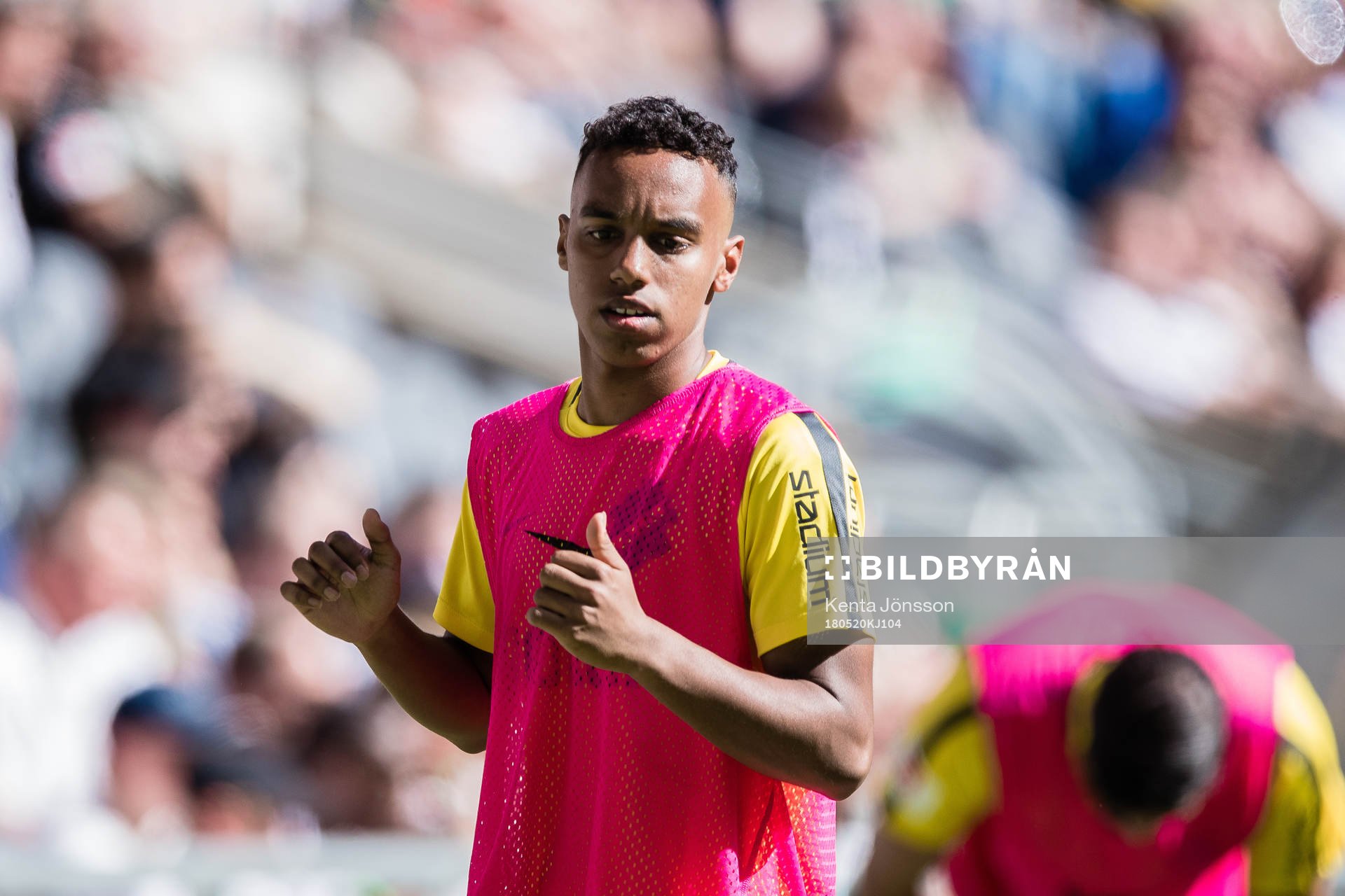 s Bilal Hussein värmer upp vid sidan av planen