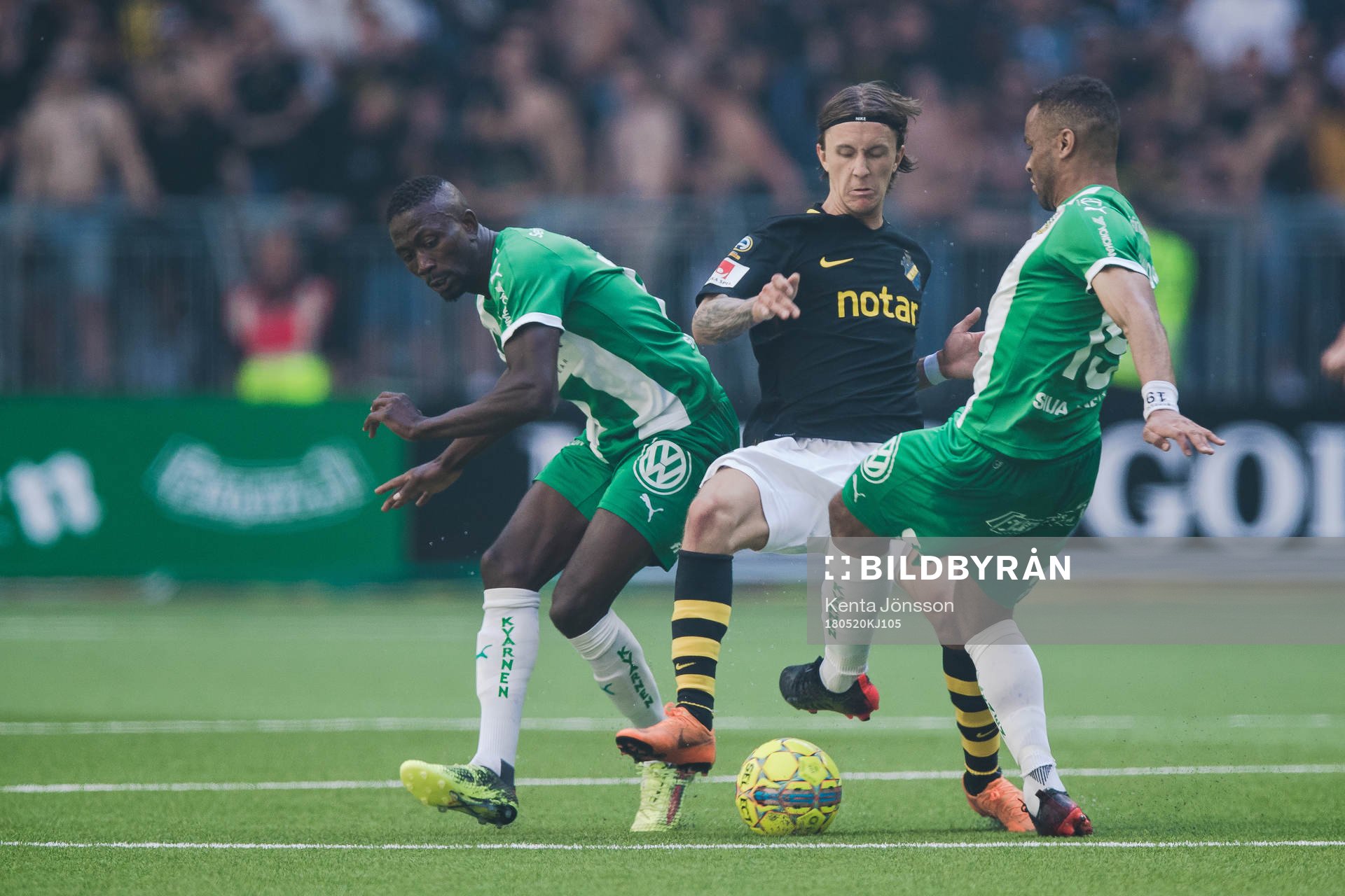 s Kristoffer Olsson i kamp om bollen med Hammarbys