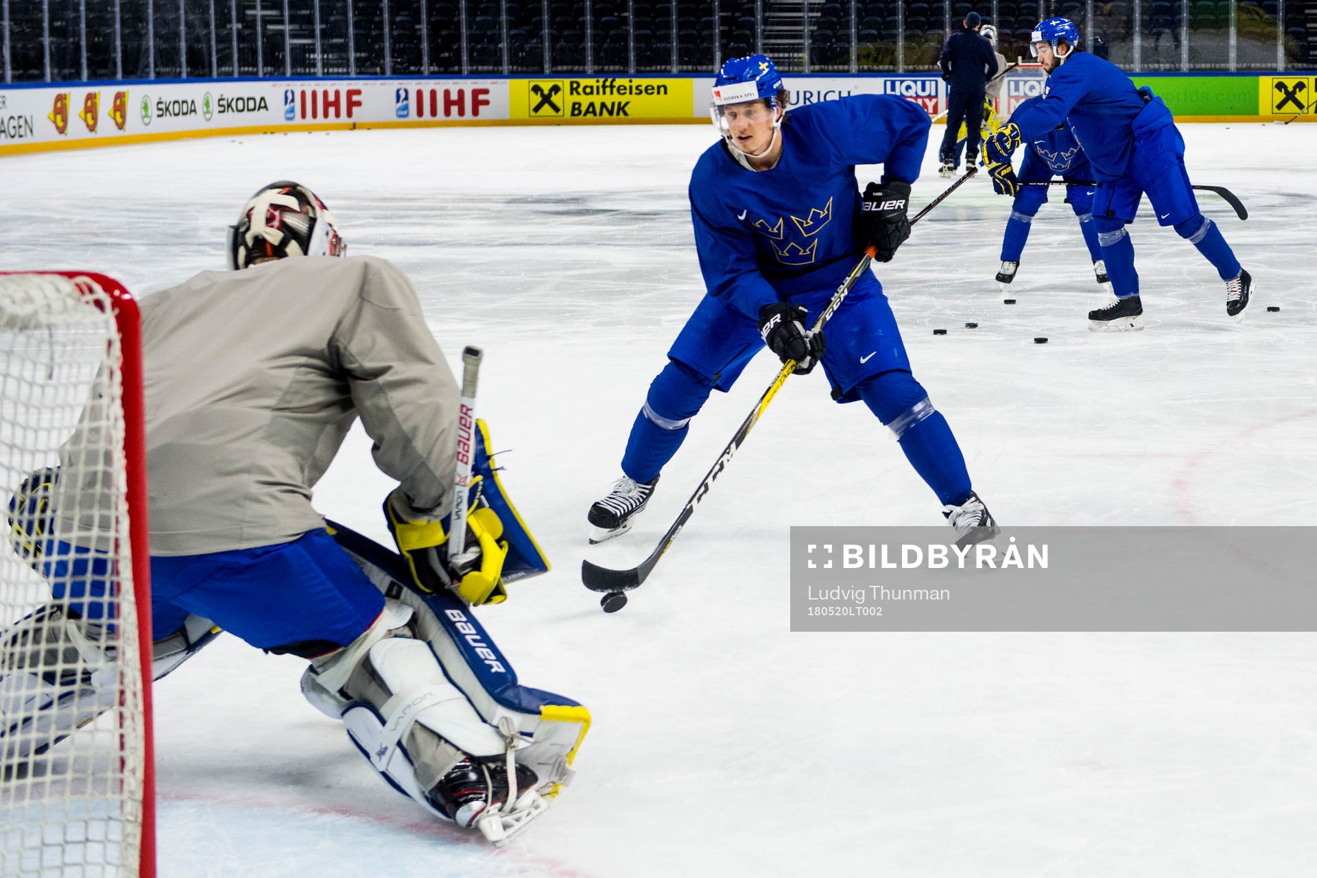 Sveriges målvakt Filip Gustavsson och Rickard Rakell