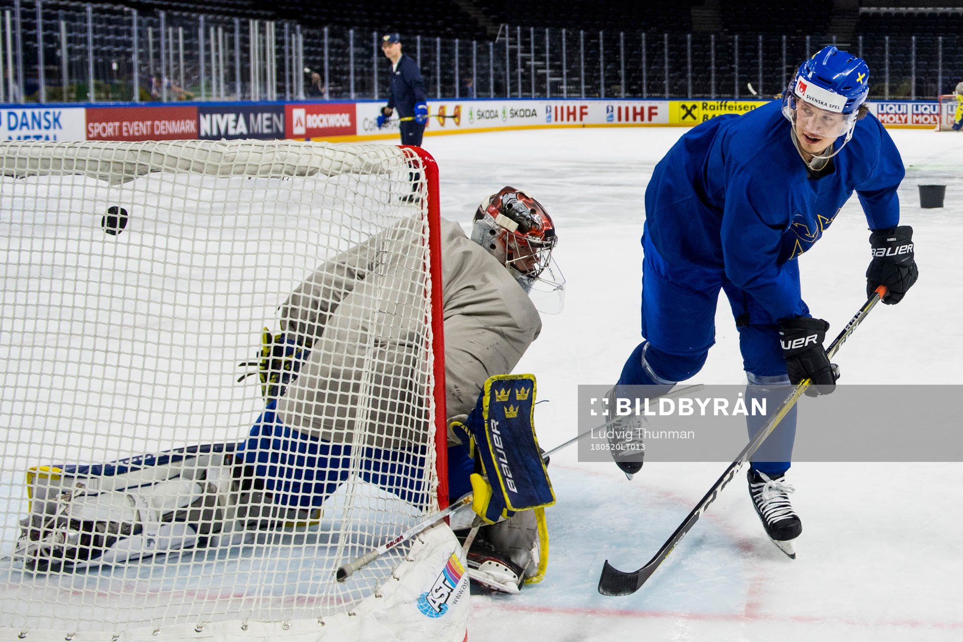 Sveriges målvakt Filip Gustavsson och Rickard Rakell