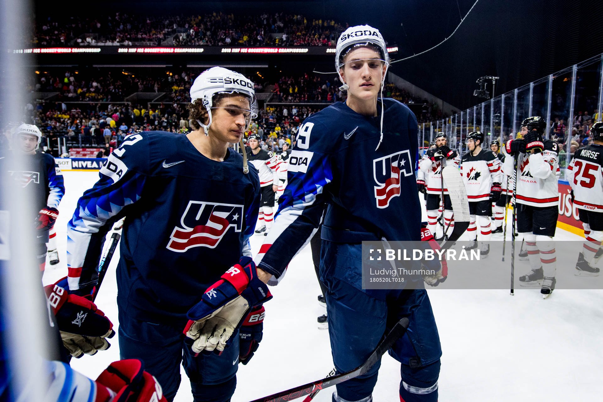 s Alex DeBrincat och Tage Thompson lämar isen