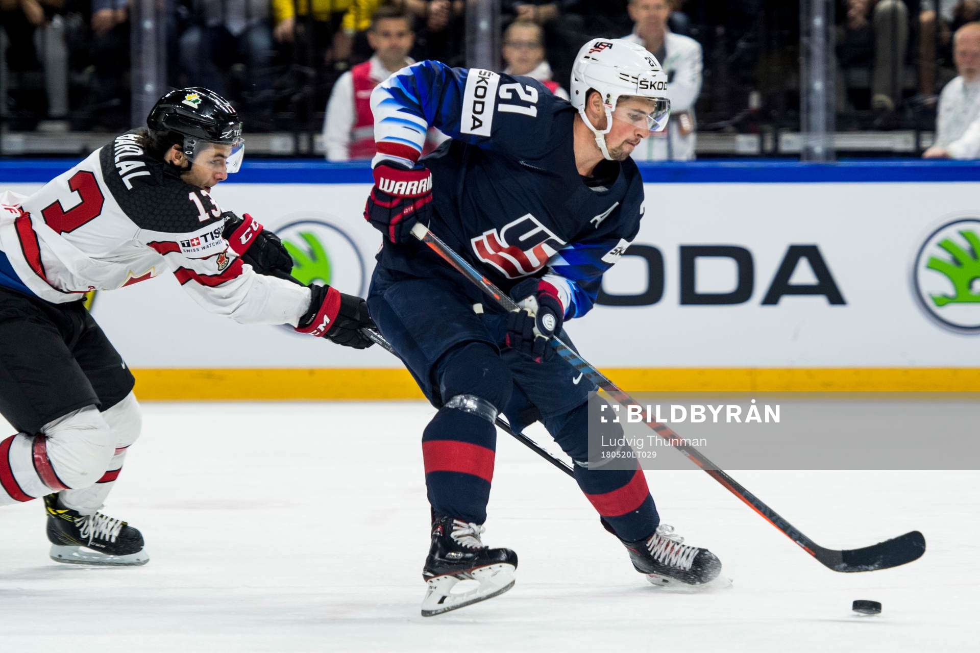 s Dylan Larkin jagas av Kanadas Matt Barzal