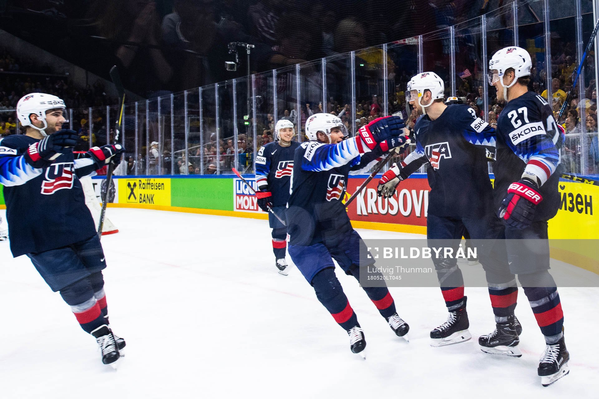 s Nick Bonino jublar med lagkamrater