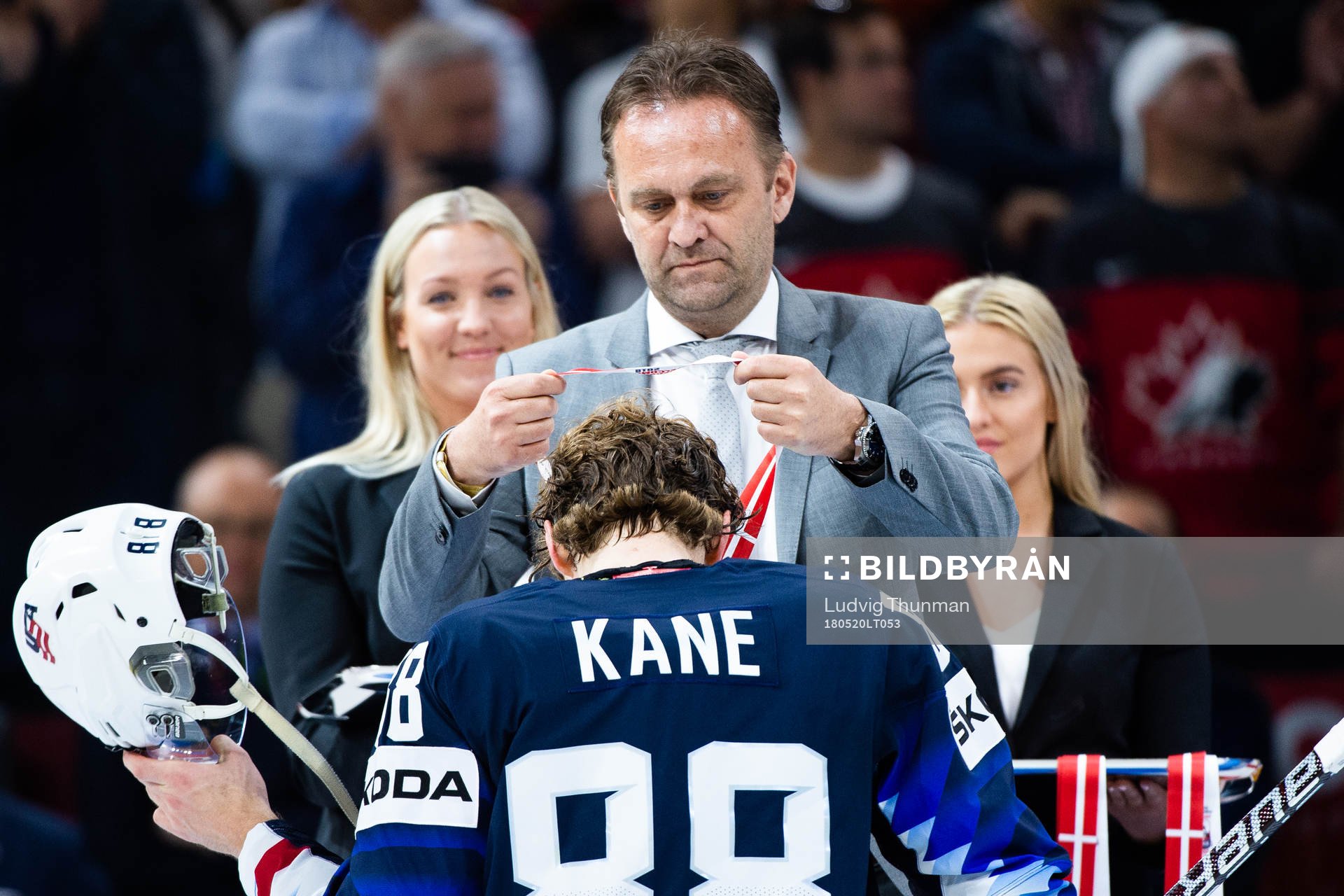 s Patrick Kane tar emot sin medalj