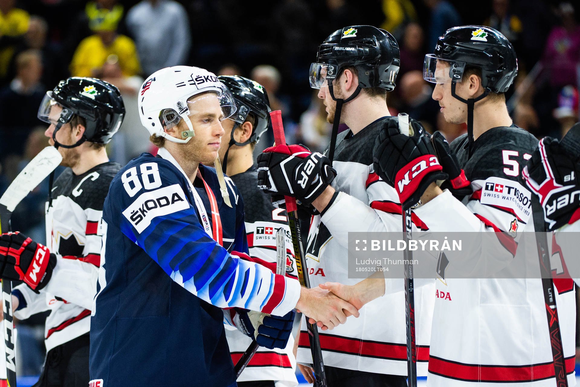 s Patrick Kane tackar de kanadensiska spelarna