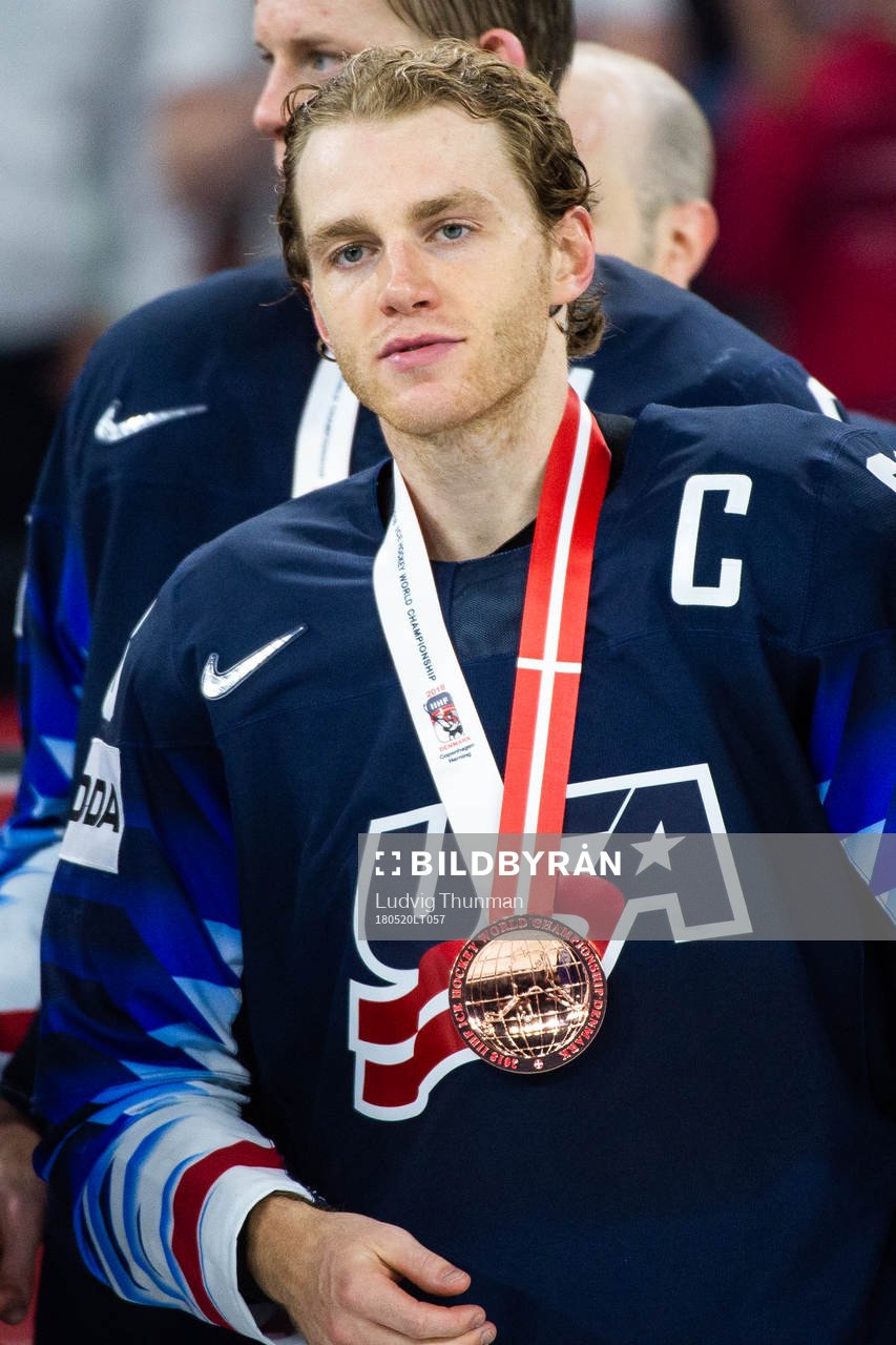 s Patrick Kane med bronsmedaljen kring halsen