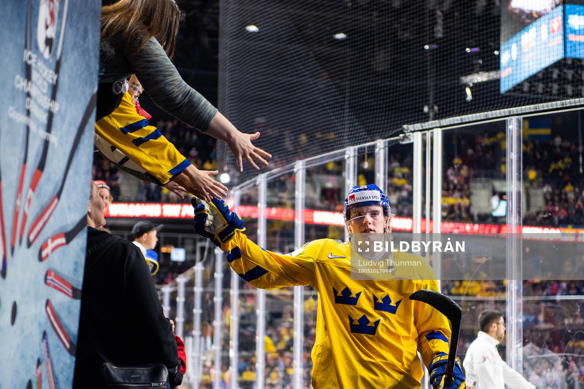 Sveriges Lias Andersson gör high five med publiken