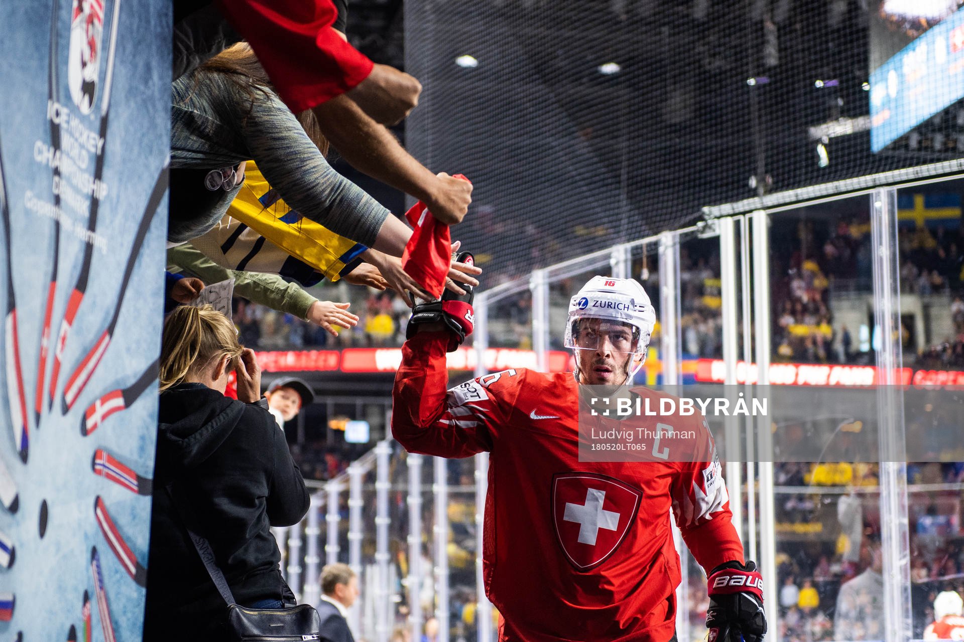 Schweiz Raphael Diaz gör high five med publiken