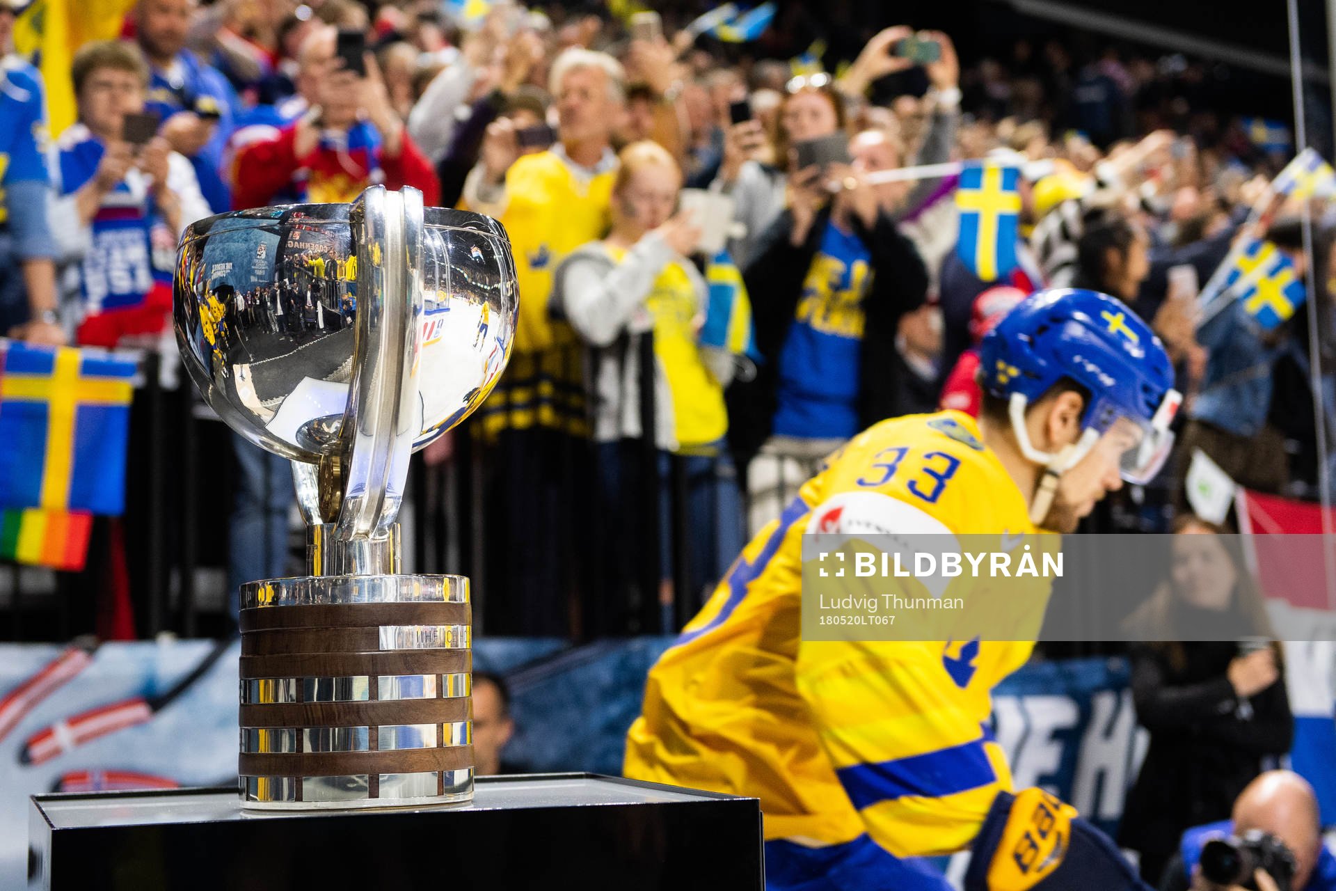 Sveriges Viktor Arvidsson åker förbi pokalen in på plan