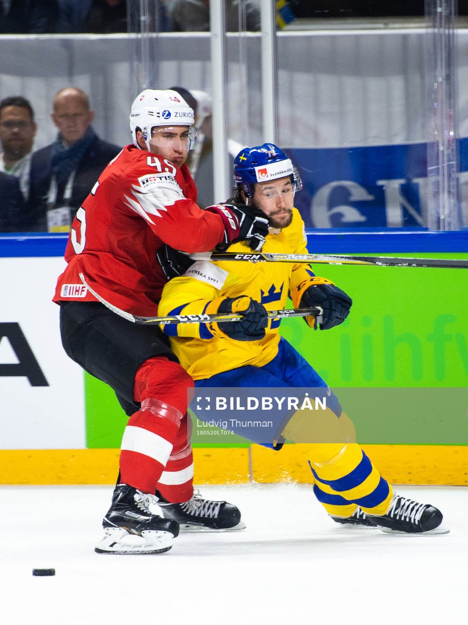Schweiz Michael Fora och Sveriges Filip Forsberg i kamp om