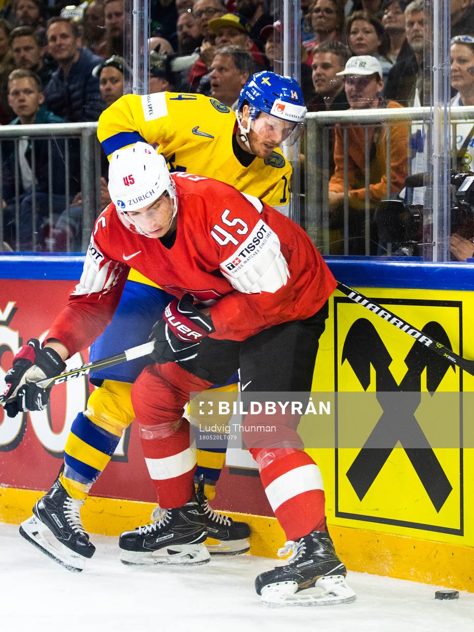 Sveriges Gustav Nyquist och Schweiz Michael Fora i kamp om