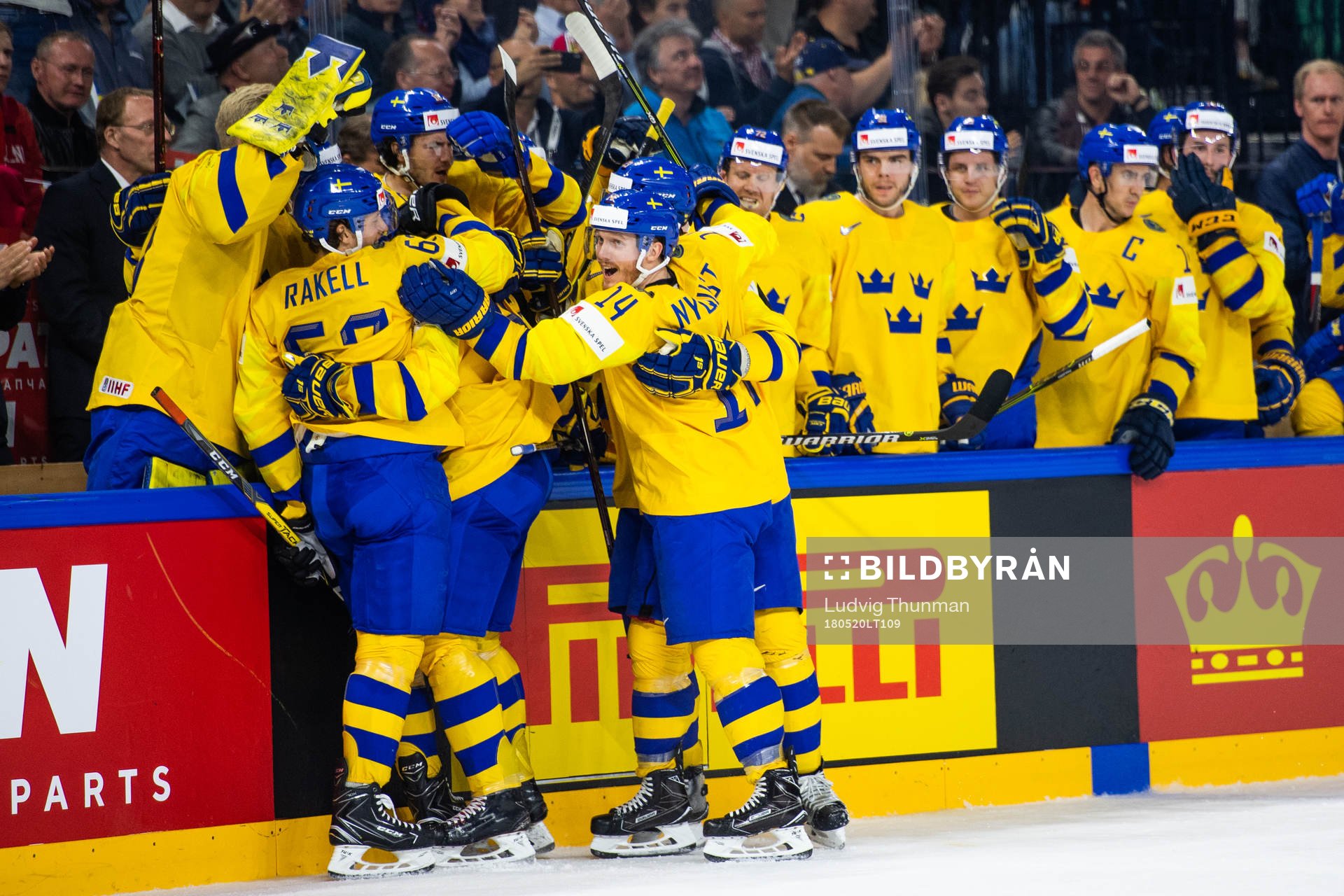 Sveriges Mika Zibanejad jublar med lagkamrater Rickard