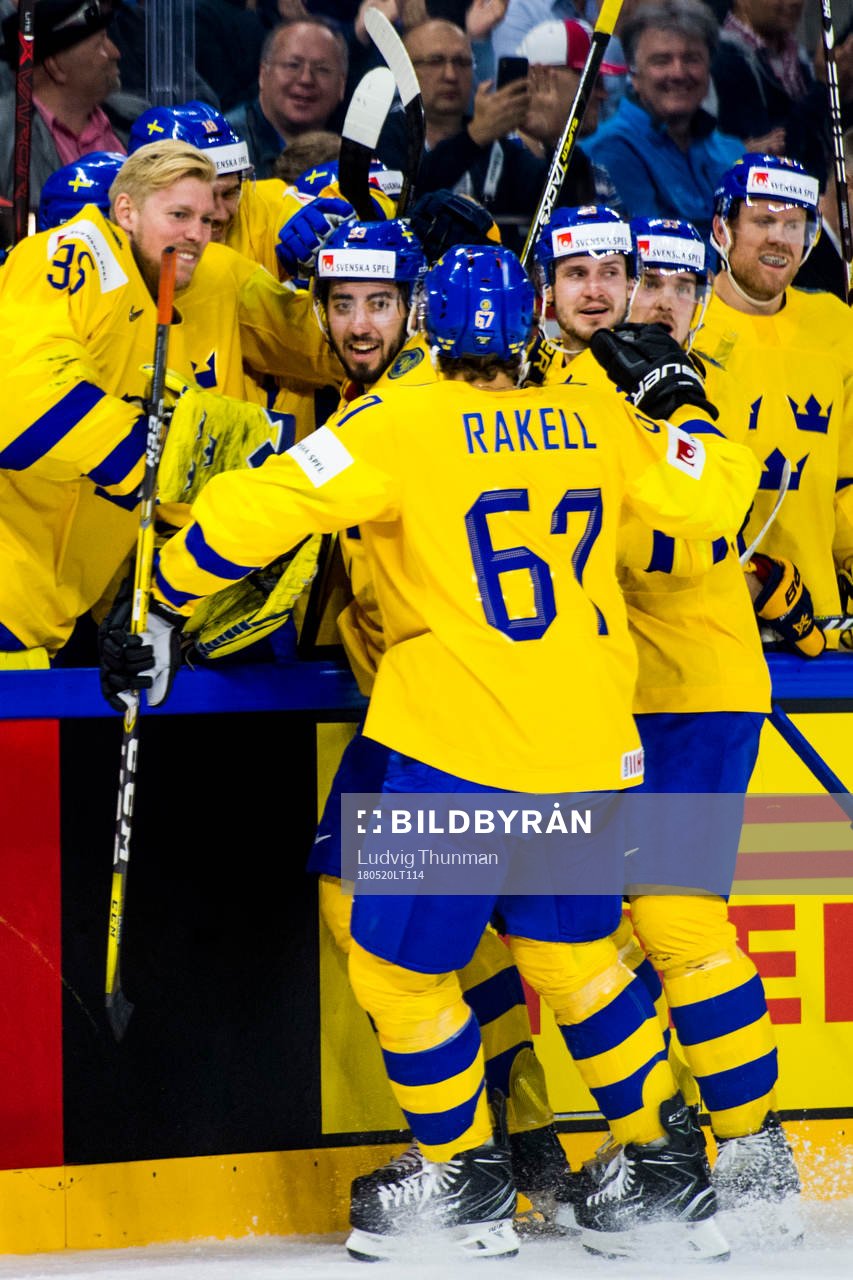 Sveriges Mika Zibanejad jublar med lagkamraterna