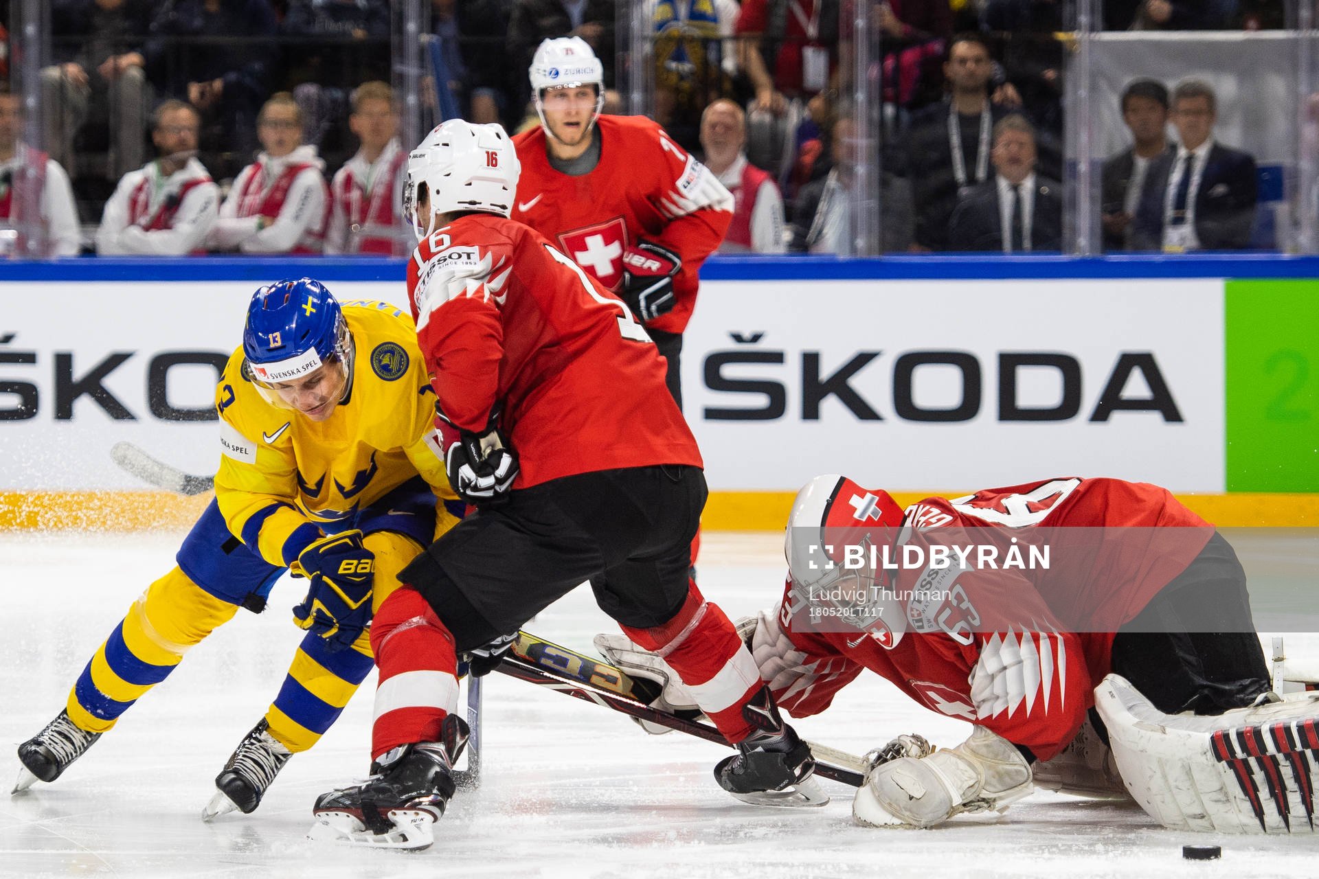 Sveriges Mattias Janmark i kamp om pucken Schweiz Raphael