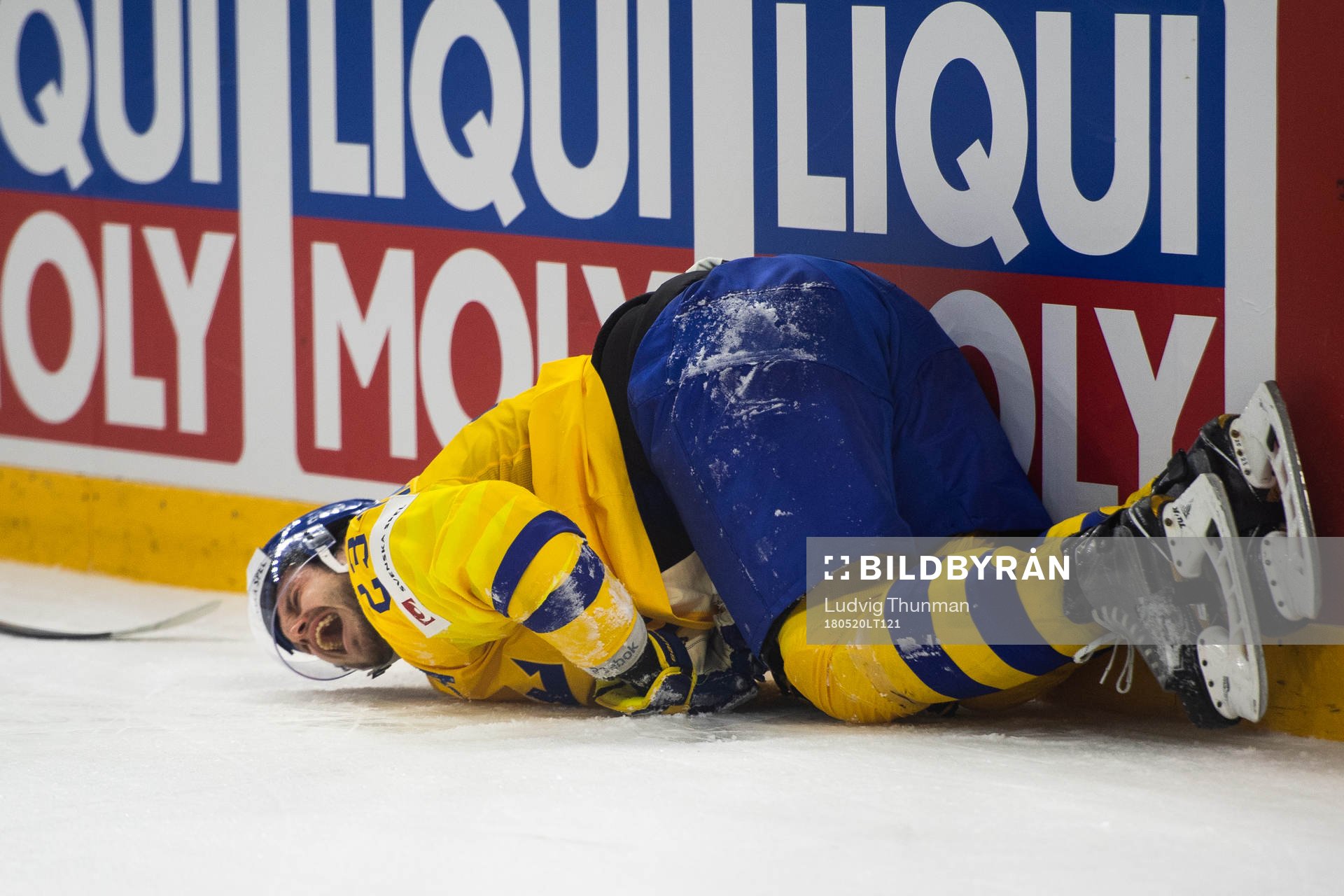 Sveriges Oliver Ekman Larsson ligger ner och grimaserar