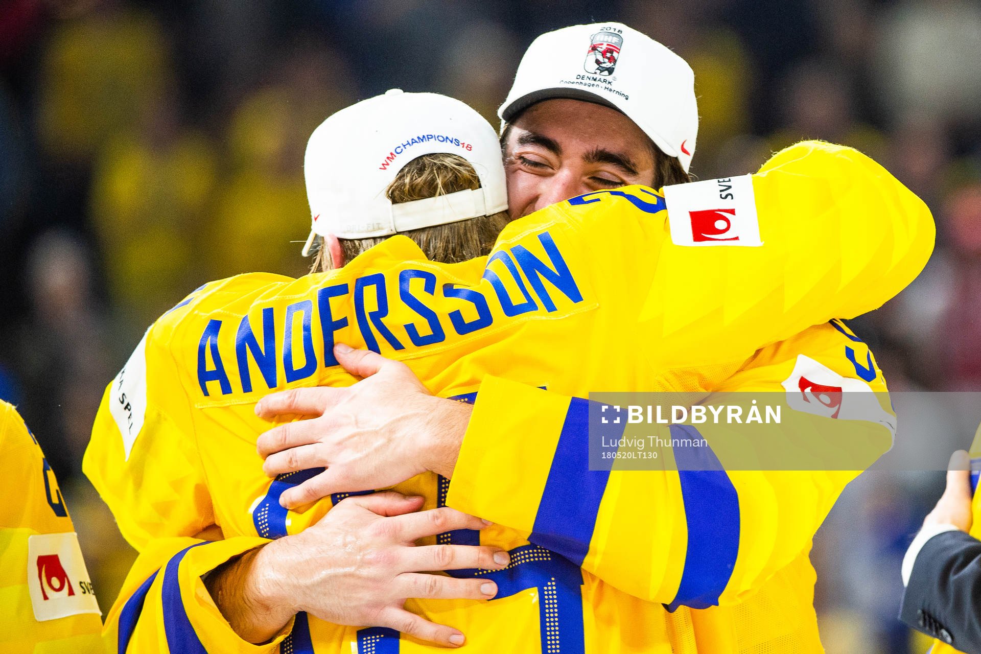 Sveriges Mika Zibanejad kramar och jublar med Lias Andersson