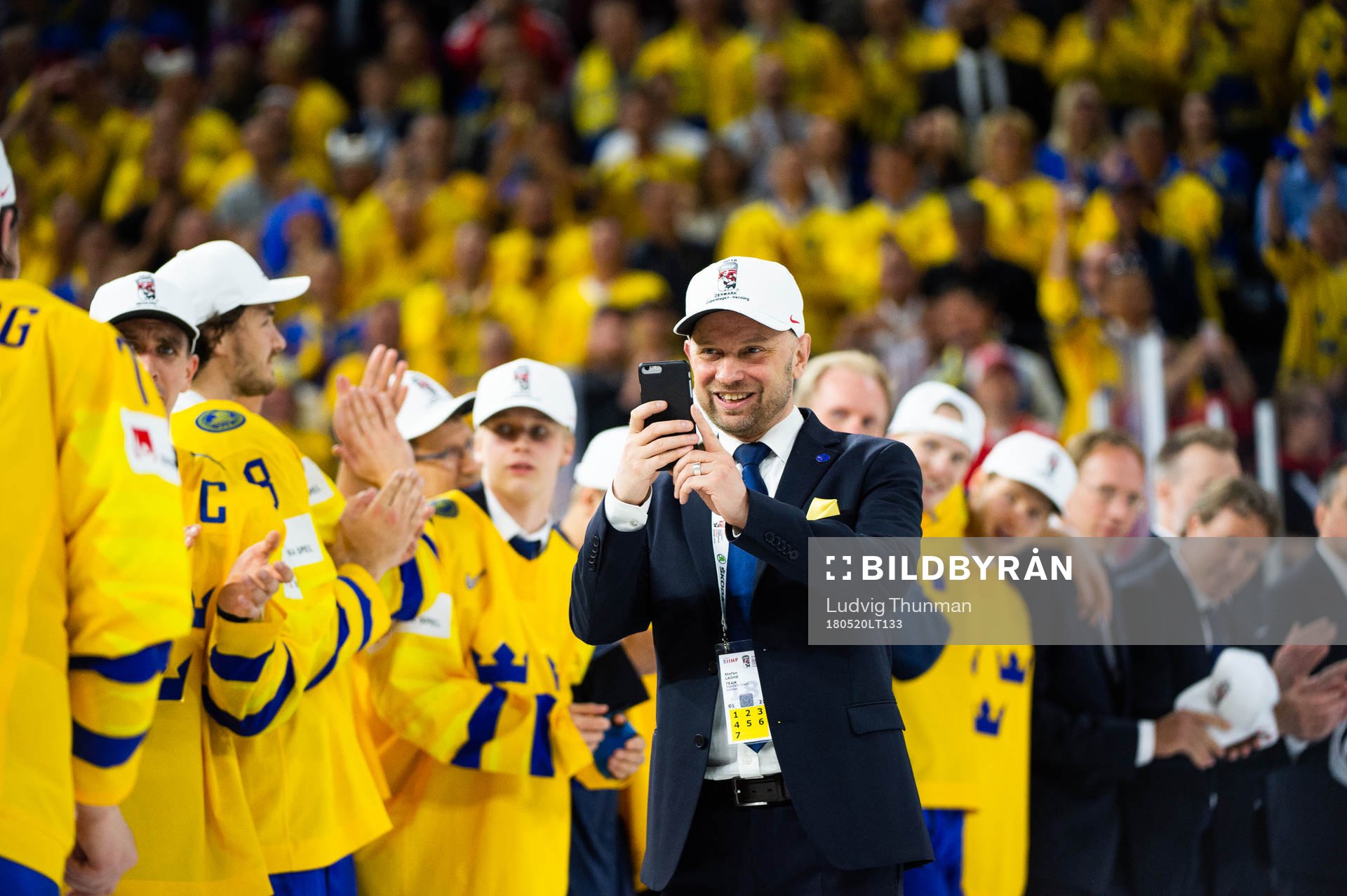Sveriges målvaktstränare Stefan Ladhe tar bild