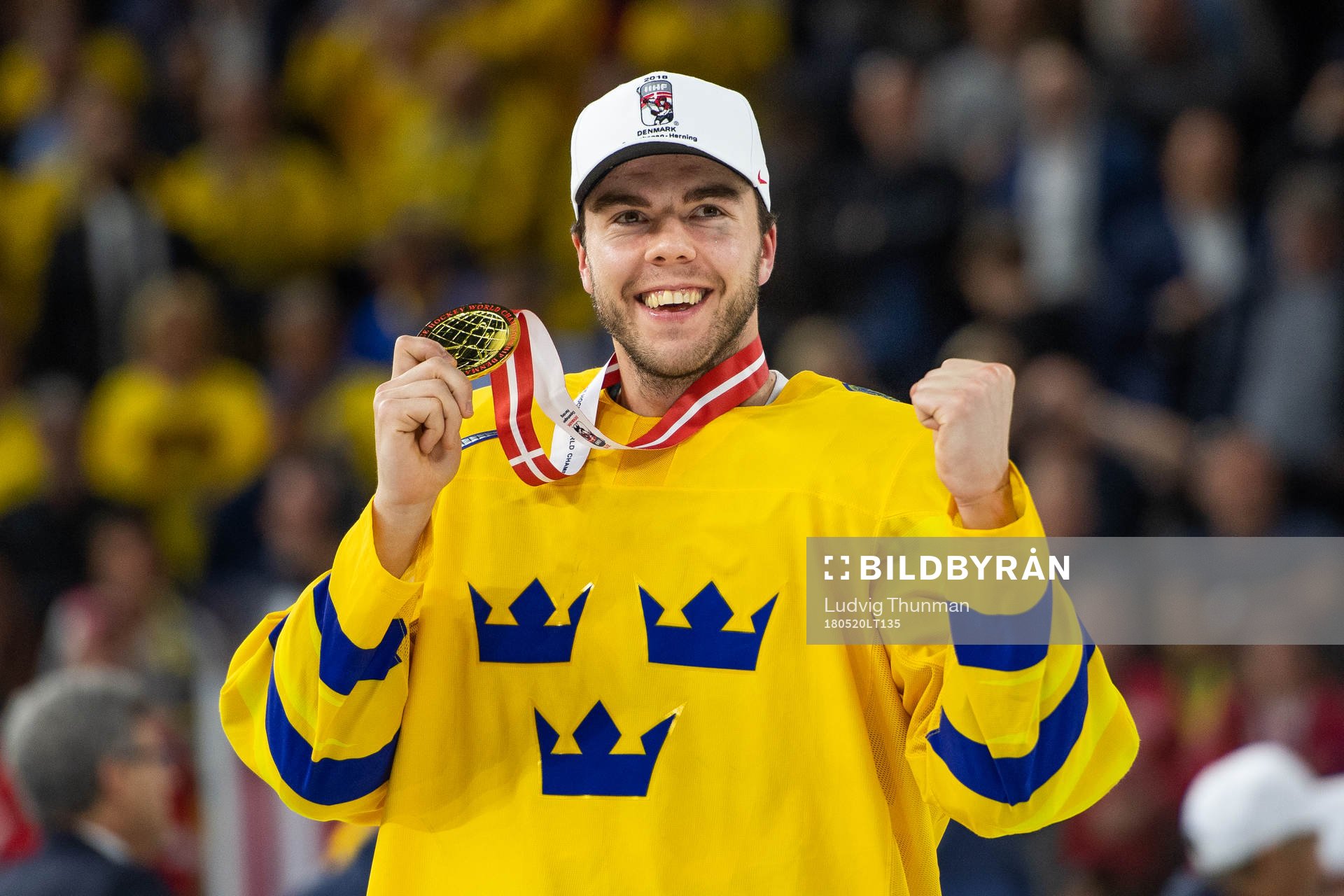 Sveriges Magnus Pääjärvi-Svensson jublar med medaljen