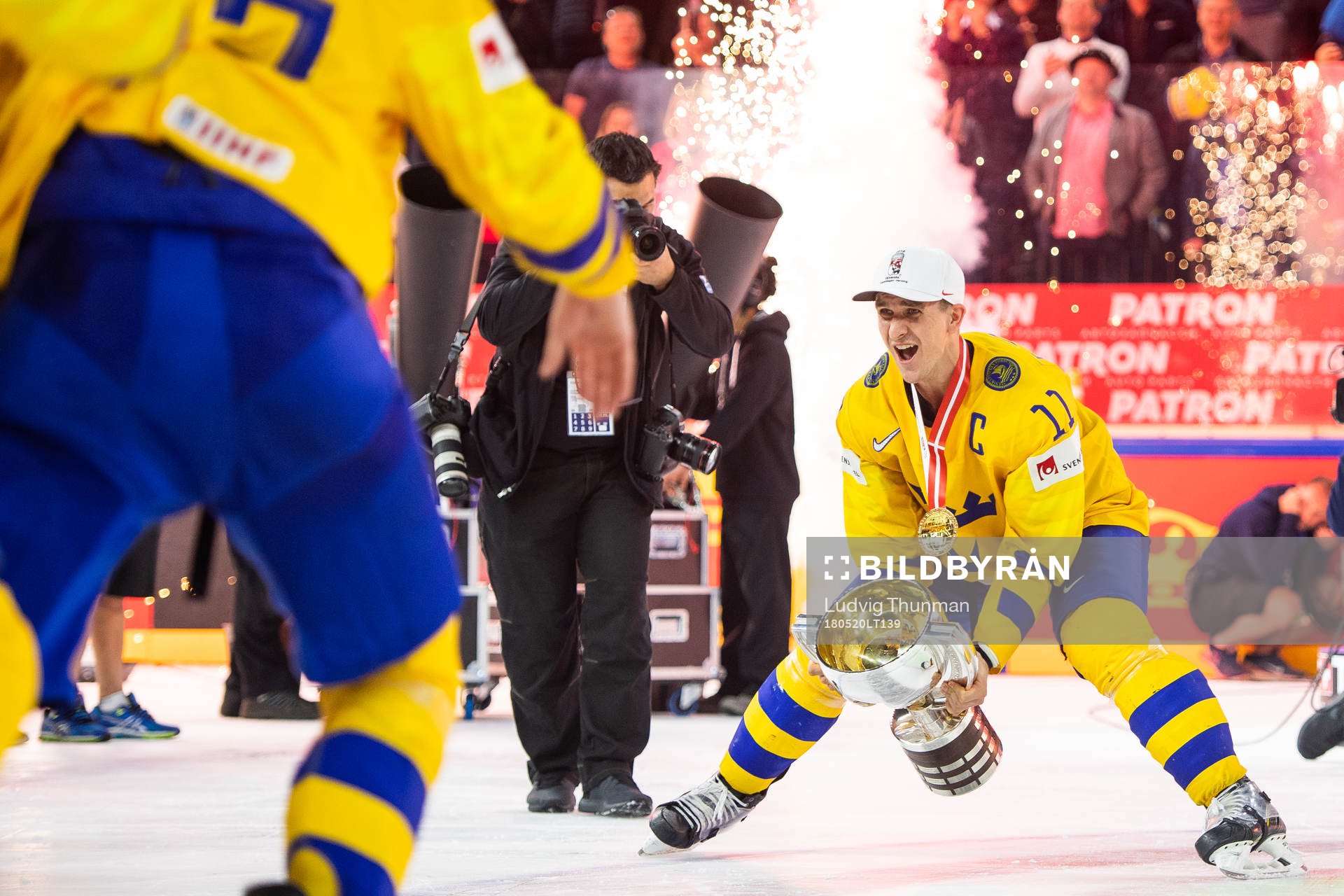 Sveriges Mikael Backlund jublar med pokalen