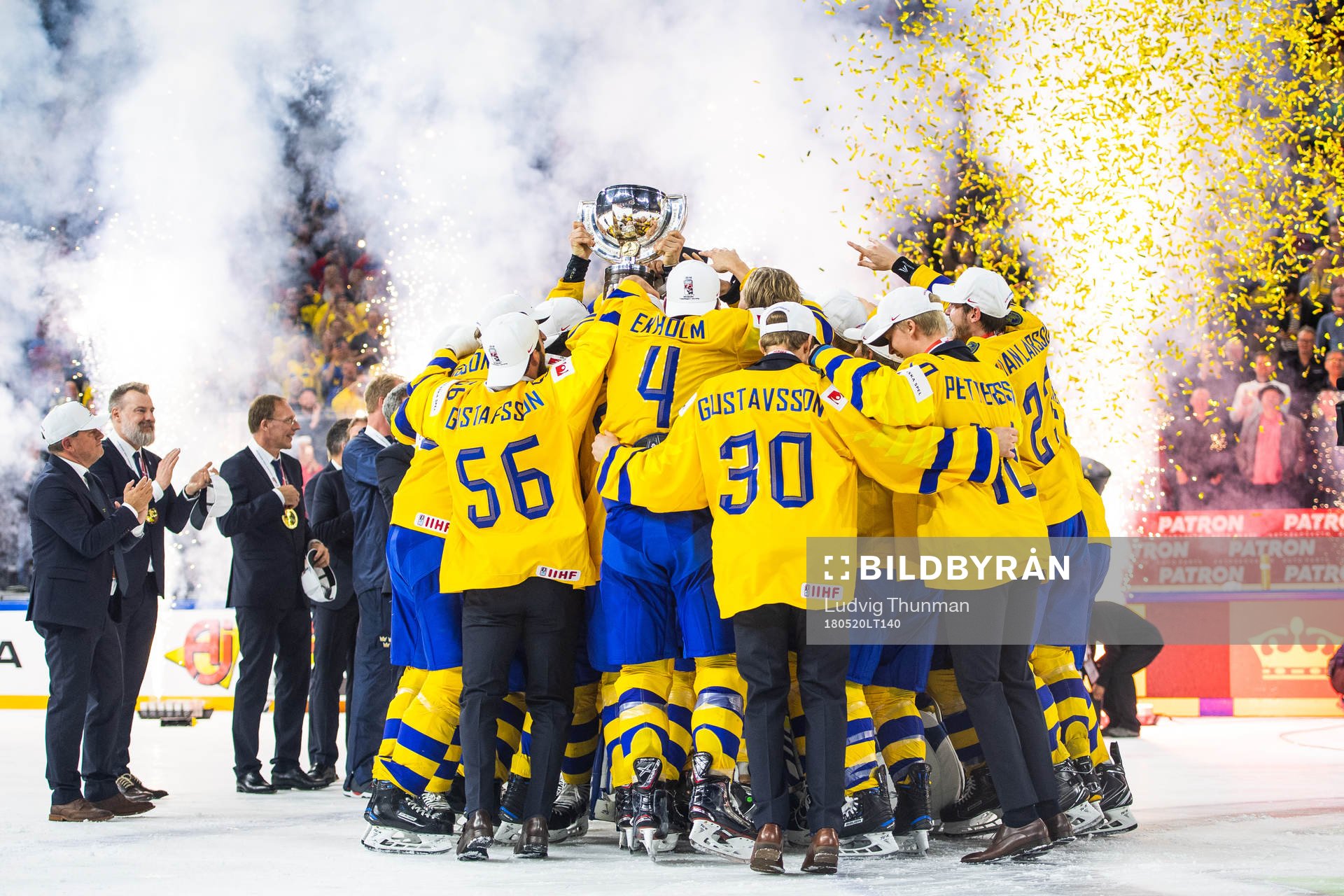 Sveriges spelare jublar med pokalen