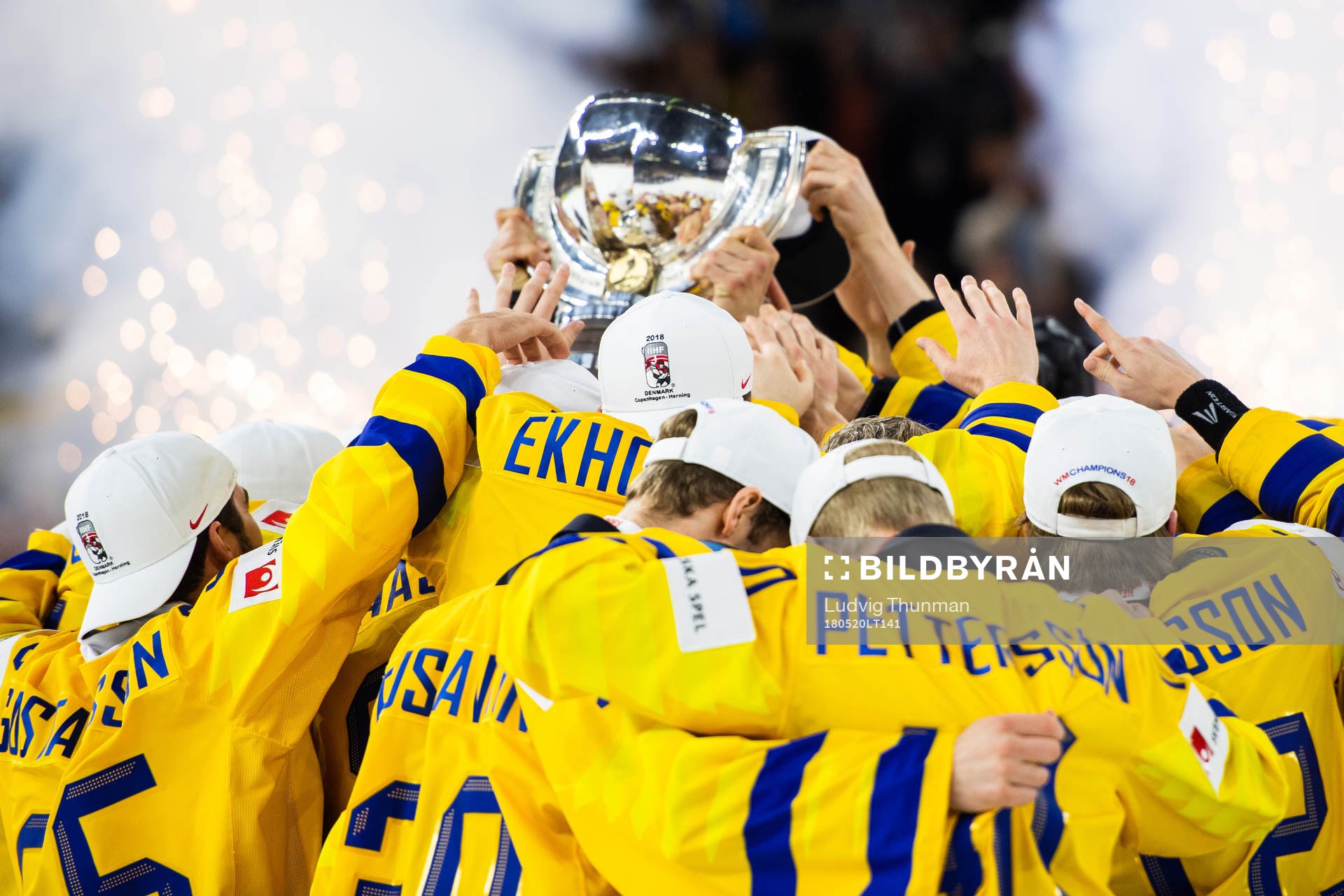 Sveriges spelare jublar med pokalen