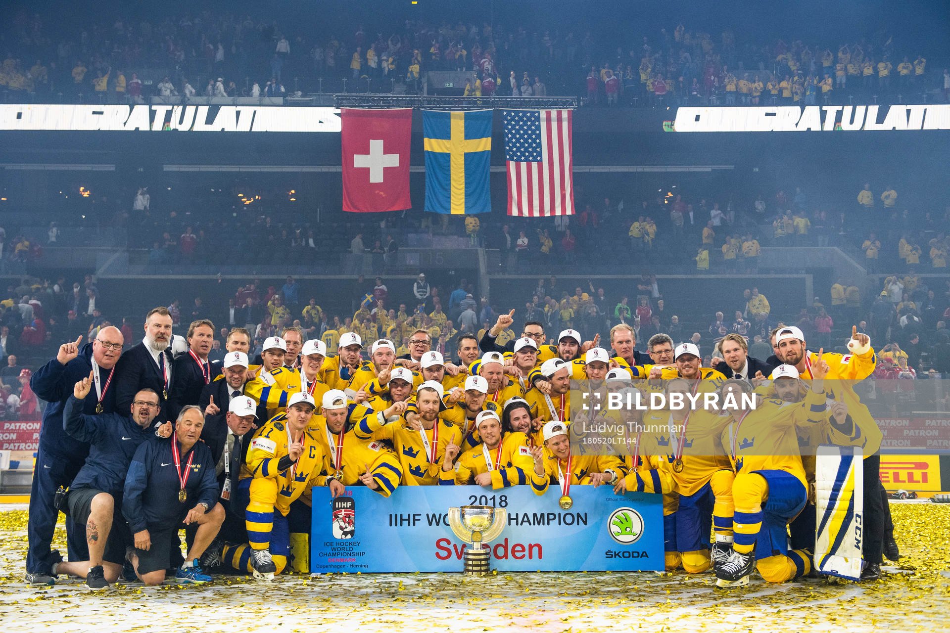 Sveriges lag jublar med pokalen