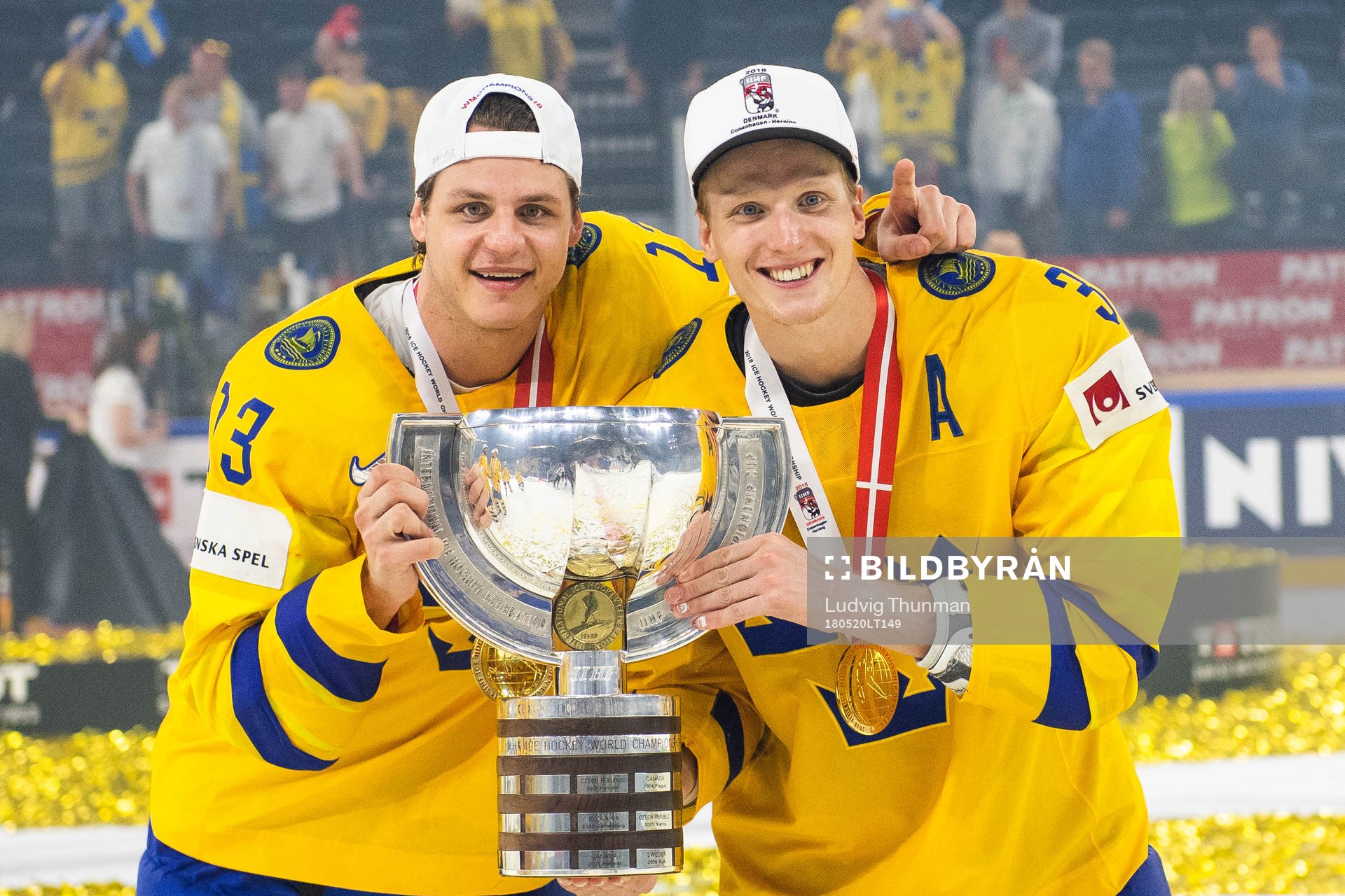 Sveriges Oliver Ekman Larsson och John Klingberg  jublar
